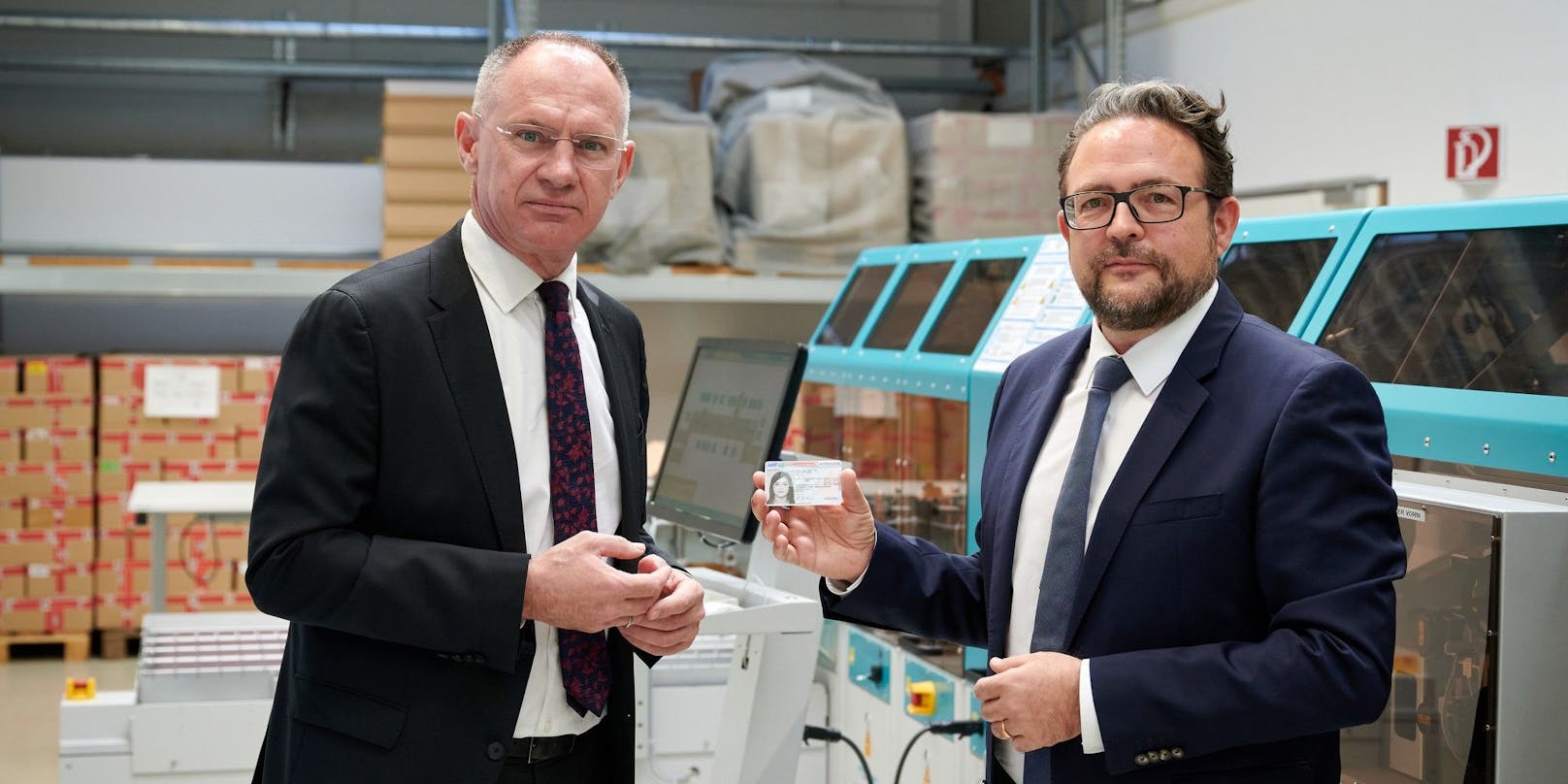 Innenminister Gerhard Karner mit ÖSD-Geschäftsführer Lukas Praml in der Produktion der Staatsdruckerei.