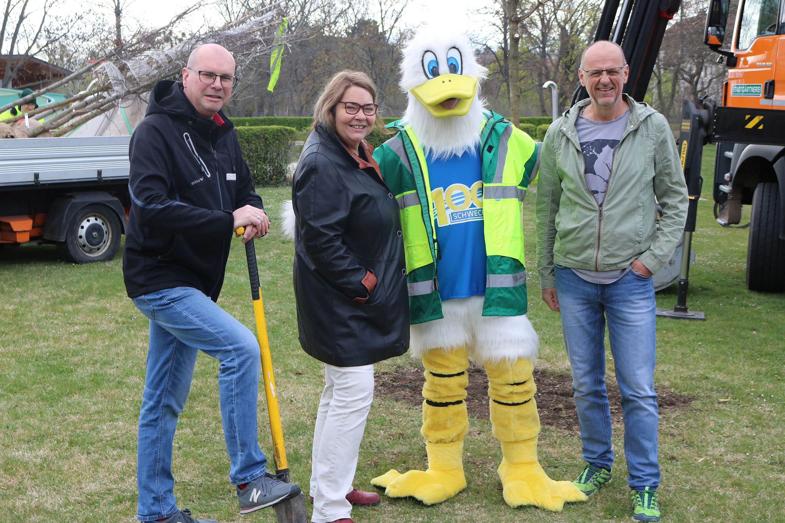 Vizebürgermeister Christian Habisohn, Bürgermeisterin Karin Baier, Stadtmaskottchen Hopferl und Umweltstadtrat DI Peter Pinka unterstützten die Stadtgärtner bei den Baumpflanzungen im Sommerbad