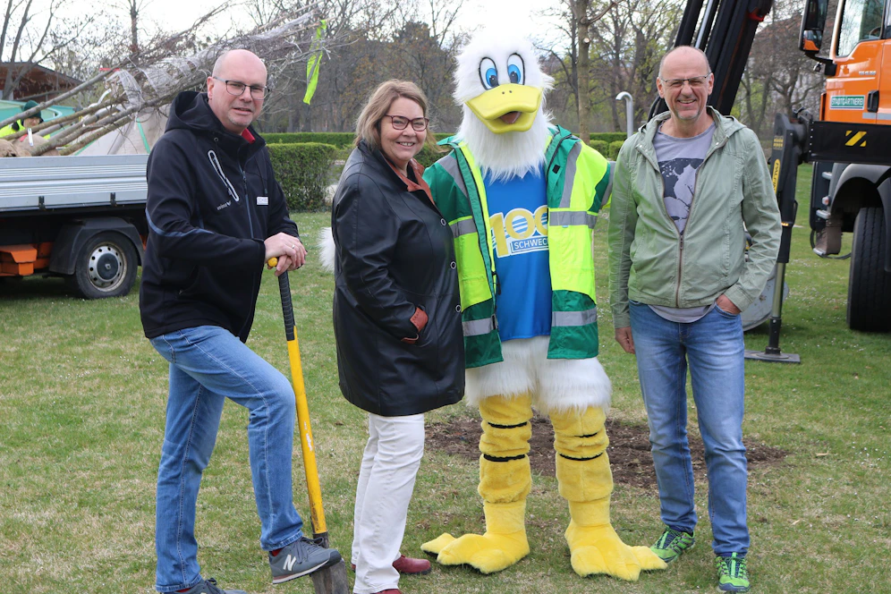 Vizebürgermeister Christian Habisohn, Bürgermeisterin Karin Baier, Stadtmaskottchen Hopferl und Umweltstadtrat Peter Pinka unterstützten die Stadtgärtner bei den Baumpflanzungen im Sommerbad.