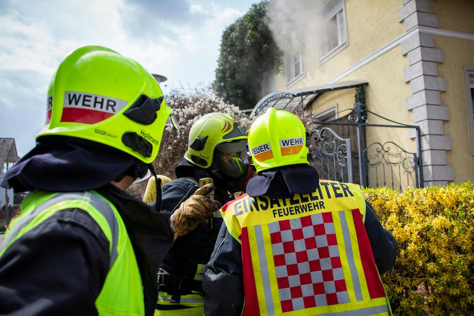 Wohnhausbrand in Guntramsdorf: Einsatzkräfte vor Ort