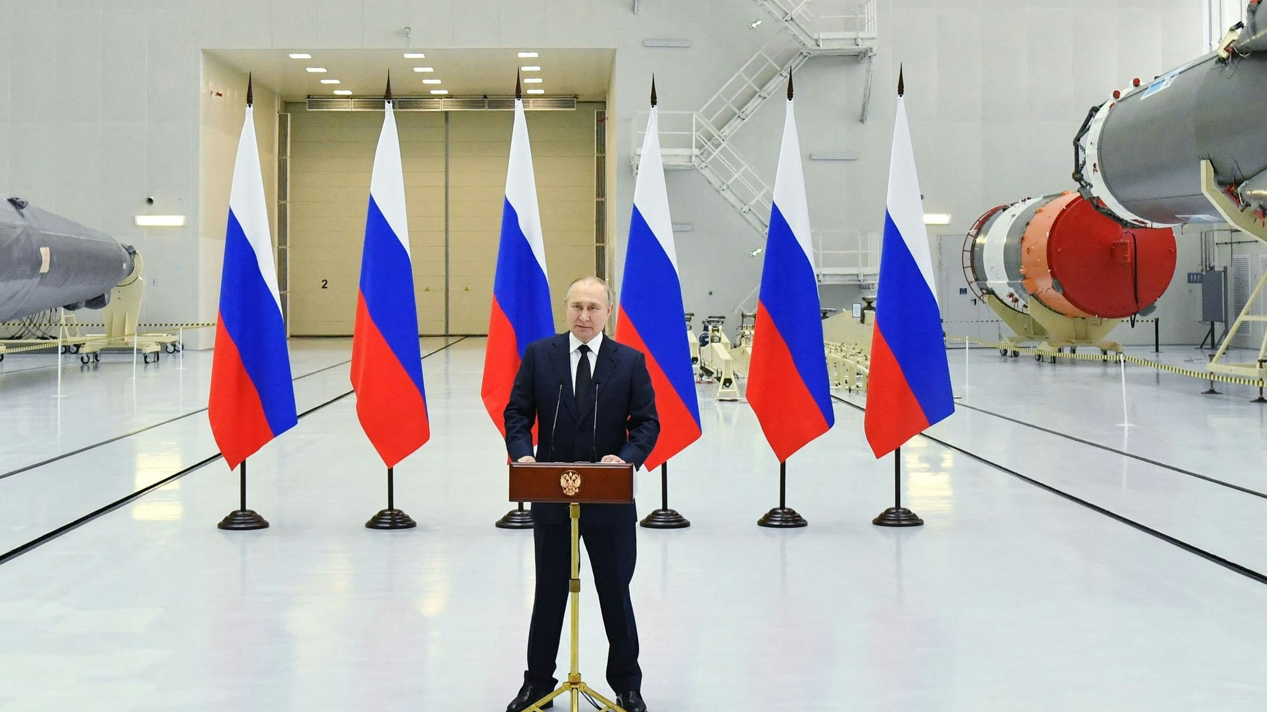 Download von www.picturedesk.com am 12.04.2022 (12:45).  Russian President Vladimir Putin delivers a speech, as he visits the Vostochny cosmodrome, some 180 km north of Blagoveschensk, Amur region on April 12, 2022. (Photo by Yevgeny BIYATOV / Sputnik / AFP) - 20220412_PD2373 - Rechteinfo: Rights Managed (RM) Nur für redaktionelle Nutzung! Werbliche Nutzung erfordert Freigabe: bitte schicken Sie uns eine Anfrage.