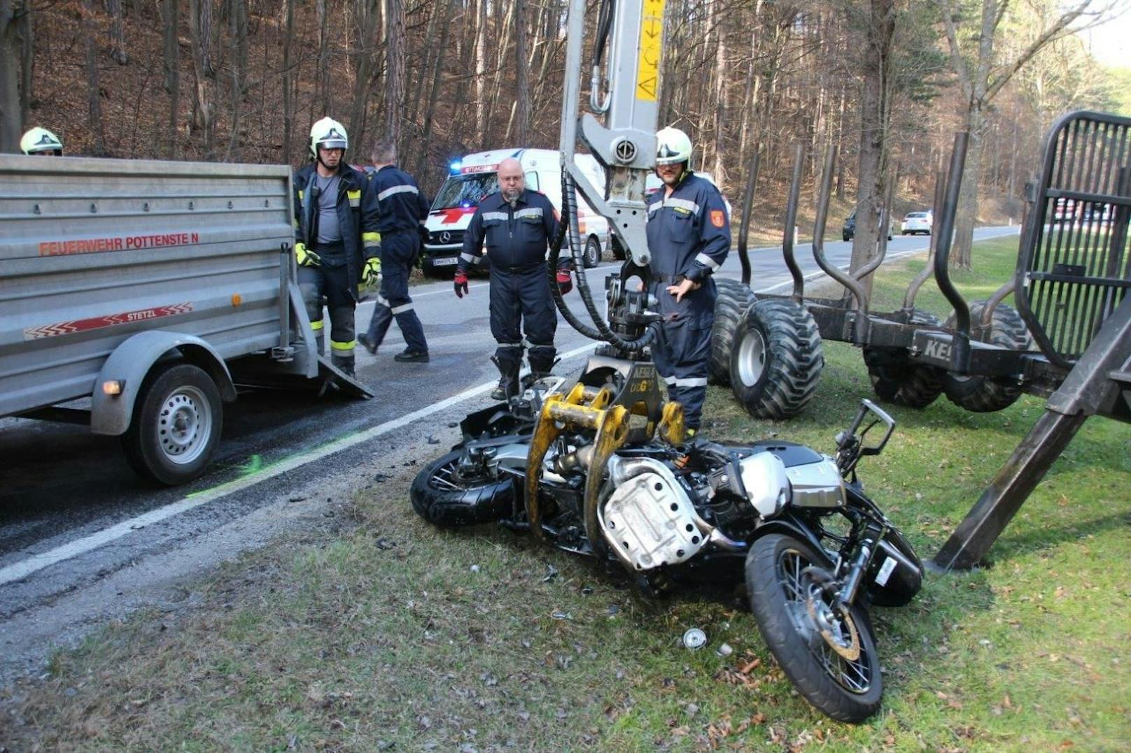 Ein Motorrad und ein Pkw krachten zusammen: Einsatzkräfte vor Ort.