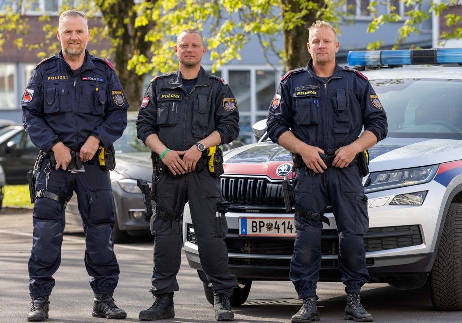 Diese Beamten halfen, den jungen Mann zu retten.