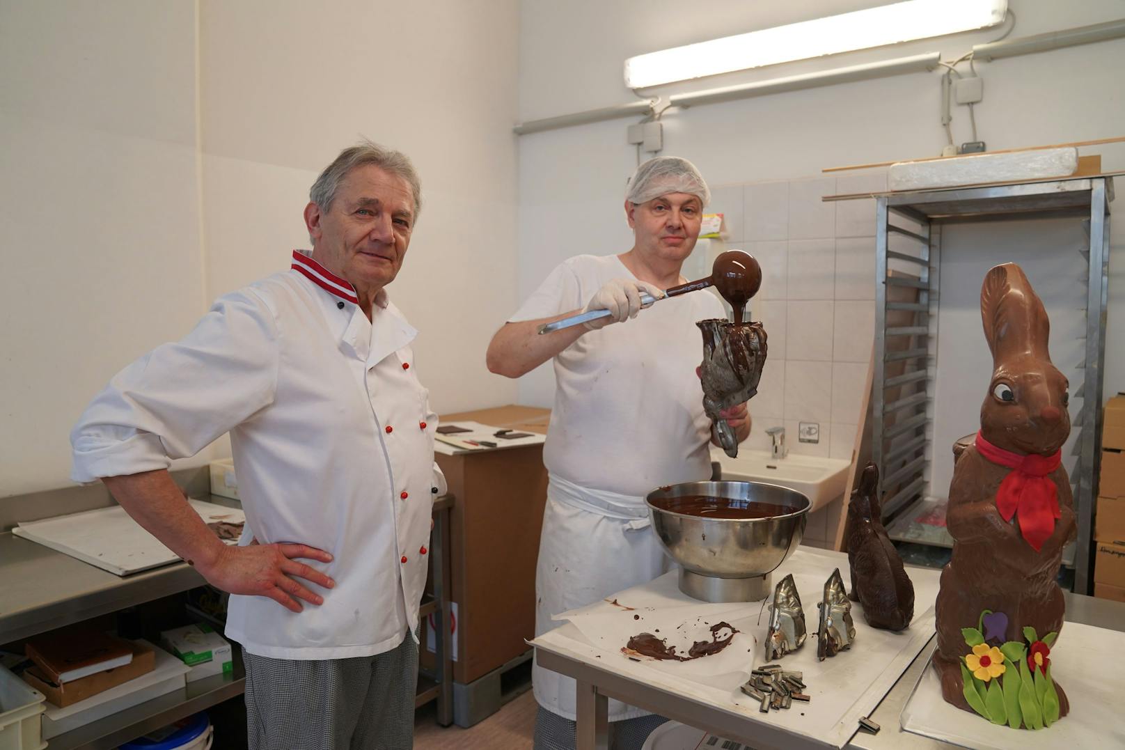 14 Mitarbeiter kümmern sich beim "Schokoladekönig" um die Osterhasen.