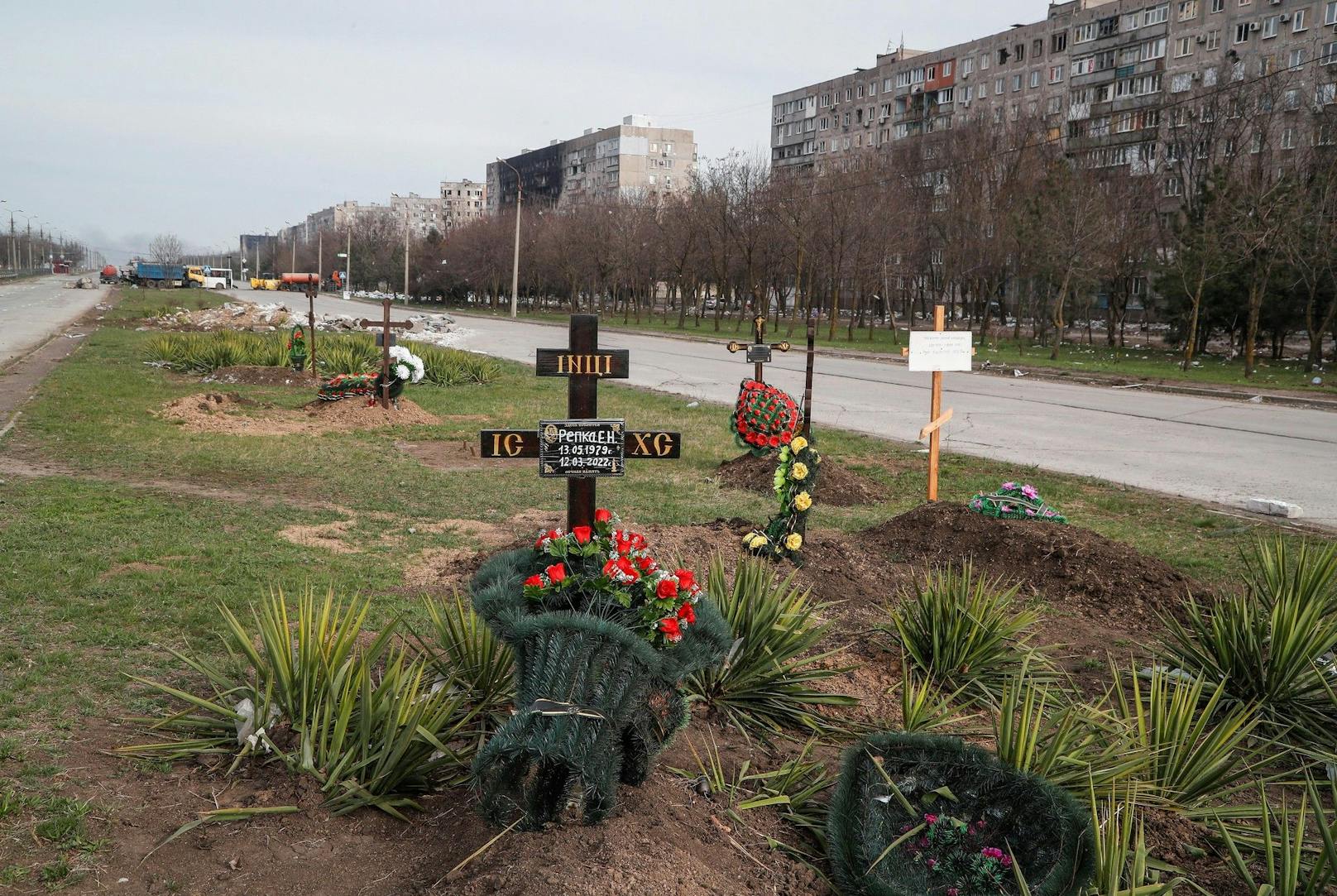 Mariupol: Gräber auf den Grasstreifen zwischen den Straßen, weil die Menschen die Kriegsopfer aus Angst vor Angriffen nicht mehr auf Friedhöfen beerdigen können.