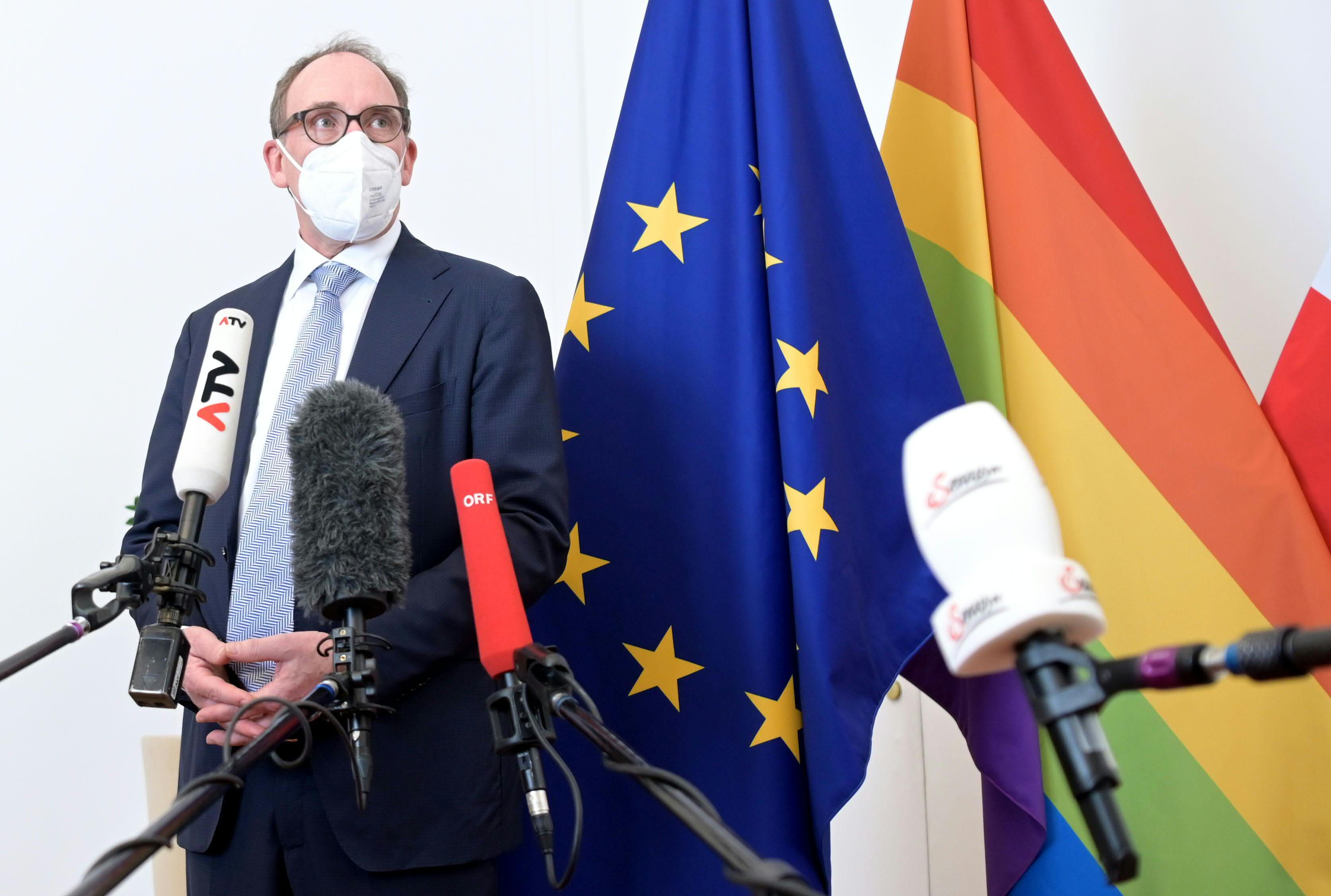 Die Maske könnte am Sonntag in mehreren Bereichen wieder fallen.