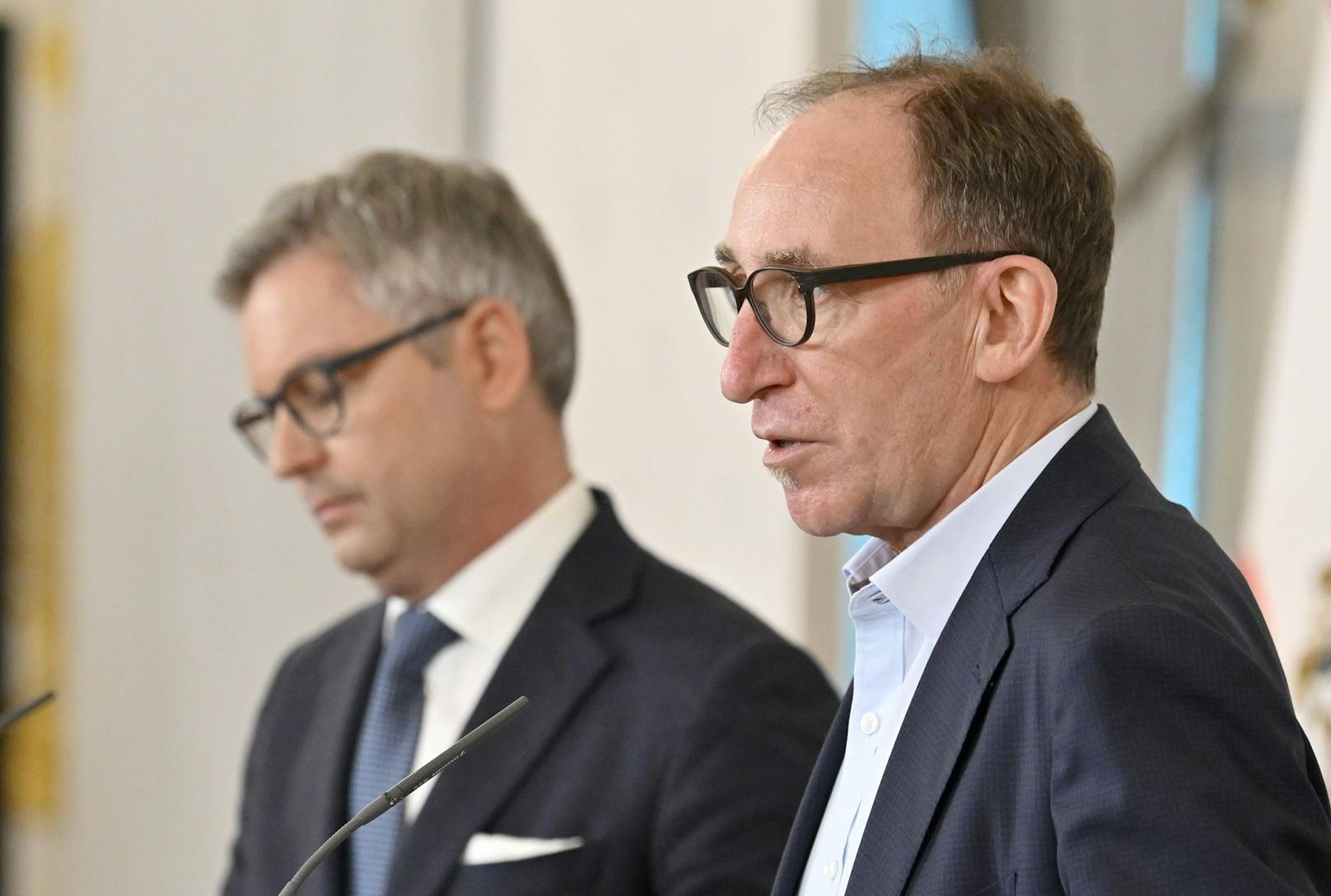 Den Vorsitz des Gremiums werden Finanzminister Magnus Brunner (ÖVP, li.) und Sozialminister Johannes Rauch (Grüne, re.) haben. 