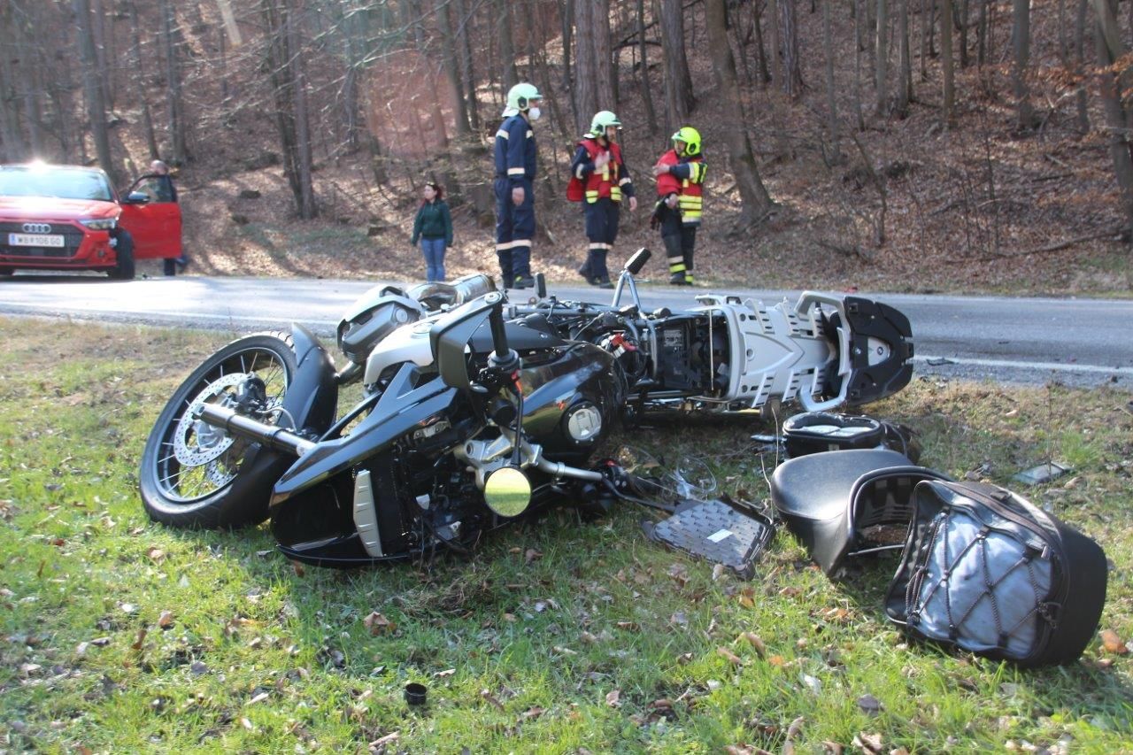 Ein Motorrad und ein Pkw krachten zusammen: Einsatzkräfte vor Ort.