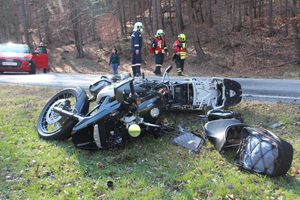 Ein Motorrad und ein Pkw krachten zusammen: Einsatzkräfte vor Ort.