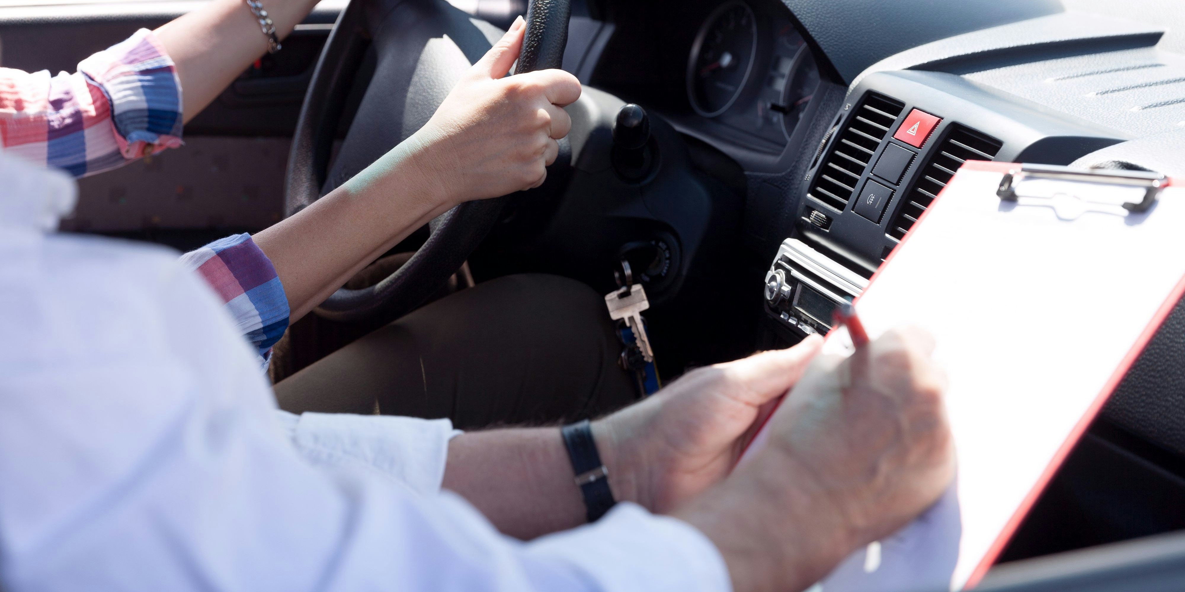 Der Fahrlehrer soll rund 40 Mädchen und Frauen sexuell belästigt haben. Symbolbild. 