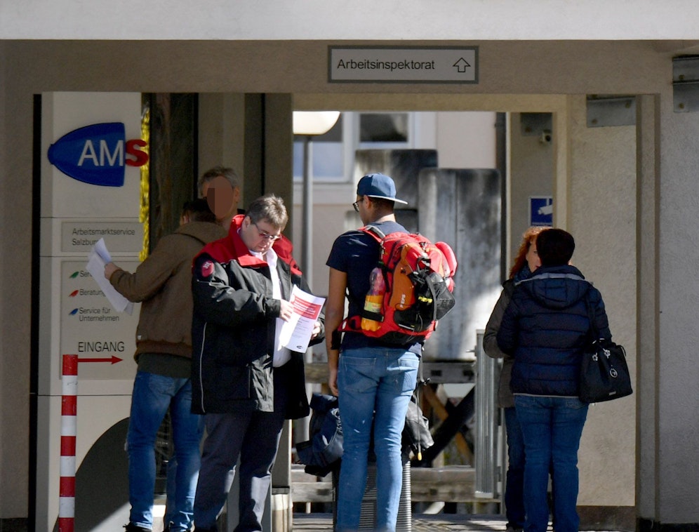 Beim AMS waren die beiden Kunden, kassierten jetzt eine Entschädigung.
