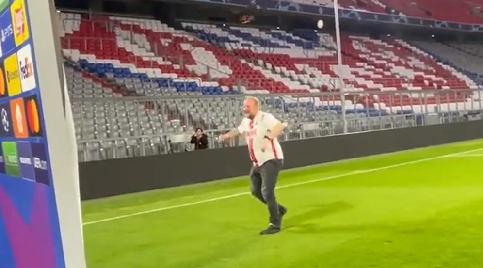Ein Köln-Fan verirrte sich auf den Münchner Rasen