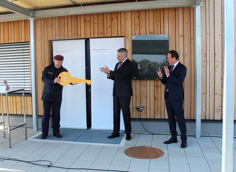 Cobra-Chef Bernhard Treibenreif mit Kanzler Nehammer.