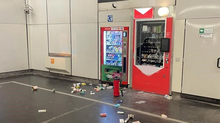 In der U-Bahnstation "Schottenring" wurde ein Automat eingeschlagen.