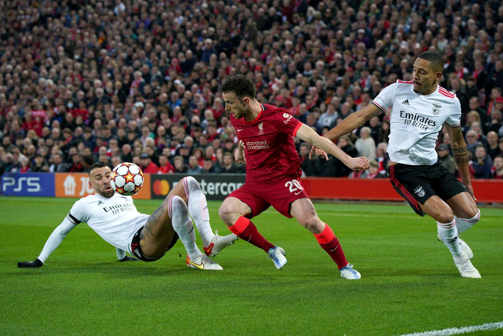 Diogo Jota wirbelt für Liverpool gegen Benfica.