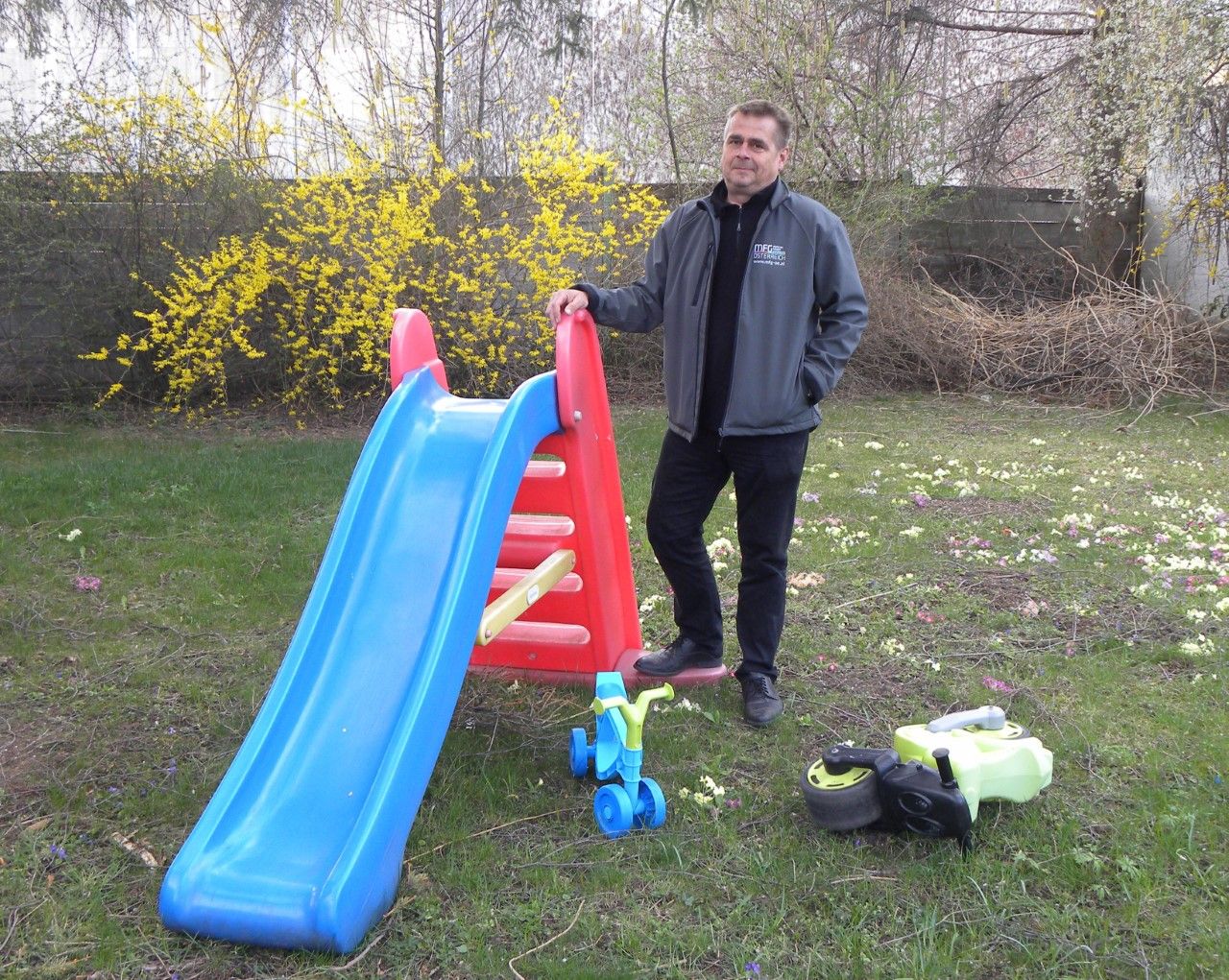 Dank Alexander Schlinke und seiner Familie hat die kleine A. aus Kharkiv  gemeinsam mit ihrer Mutter eine angemessene Unterkunft, eine Rutsche vor der  Tür und wird mit Spielzeug von der Verwandtschaft verwöhnt. 