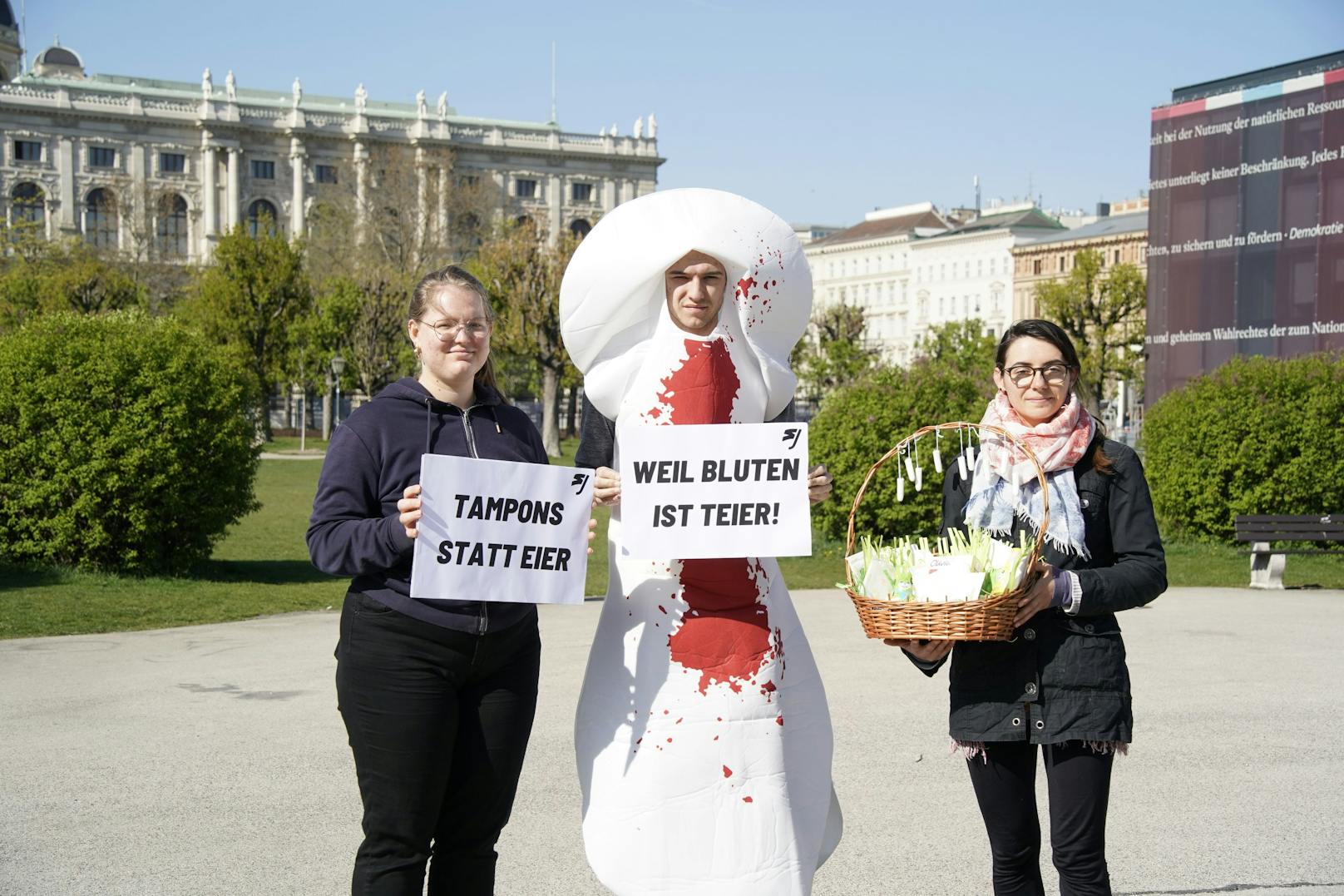 "Tampons statt Eier – weil Bluten ist teier" – mit diesem Slogan fordert die SJ kostenlose Menstruationsprodukte für Frauen.