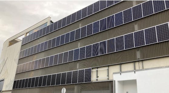 Die Fassaden Photovoltaikanlage an der Südfassade der WIPARK Garage am Wiener Westbahnhof versorgt nicht nur das Gebäude selbst mit Strom aus Sonnenkraft; sie speist auch den überschüssig generierten Strom ins öffentliche Netz ein.