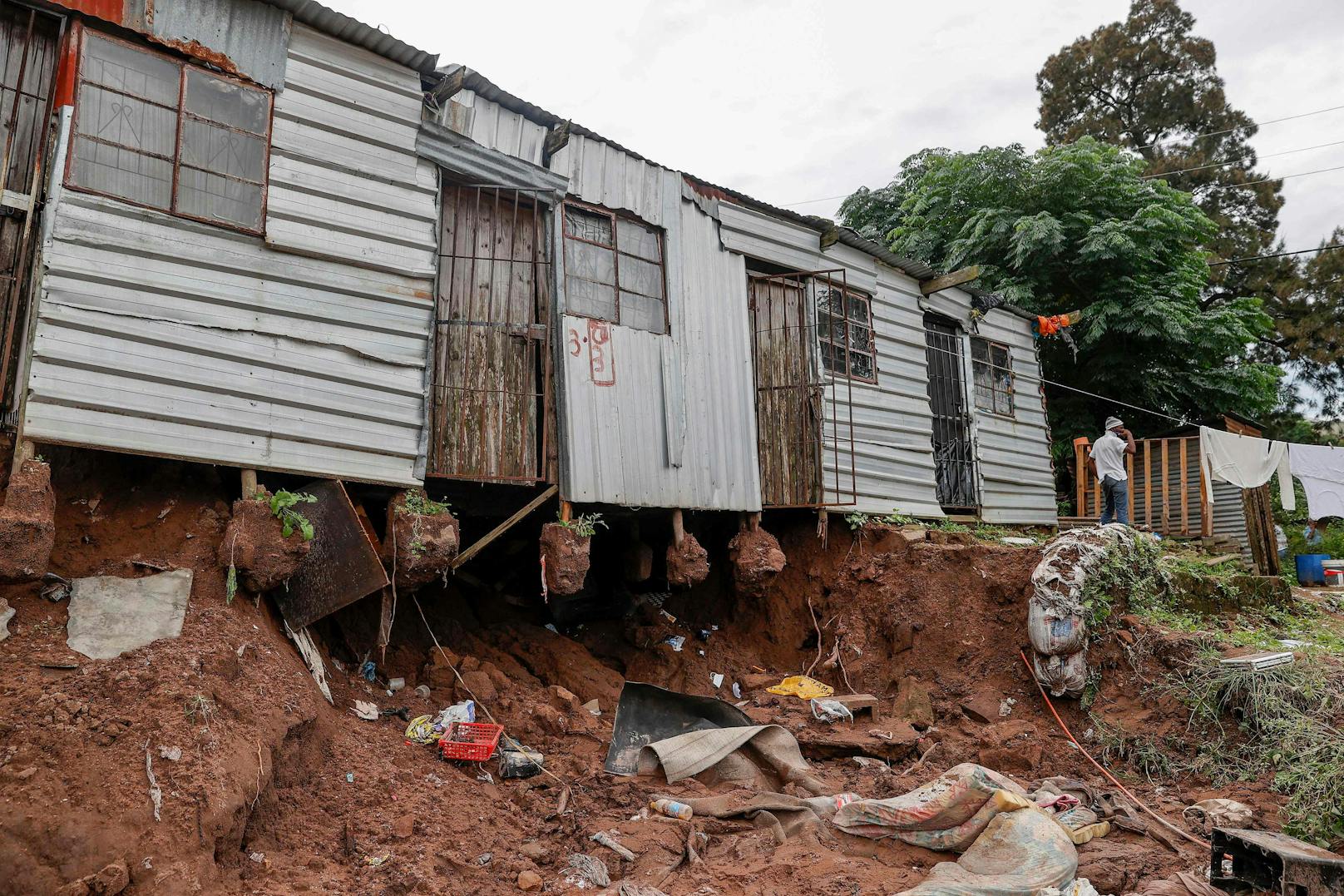 Die Provinzregierung erklärte, die Katastrophe habe "unermessliche Verwüstungen und massive Schäden" angerichtet.