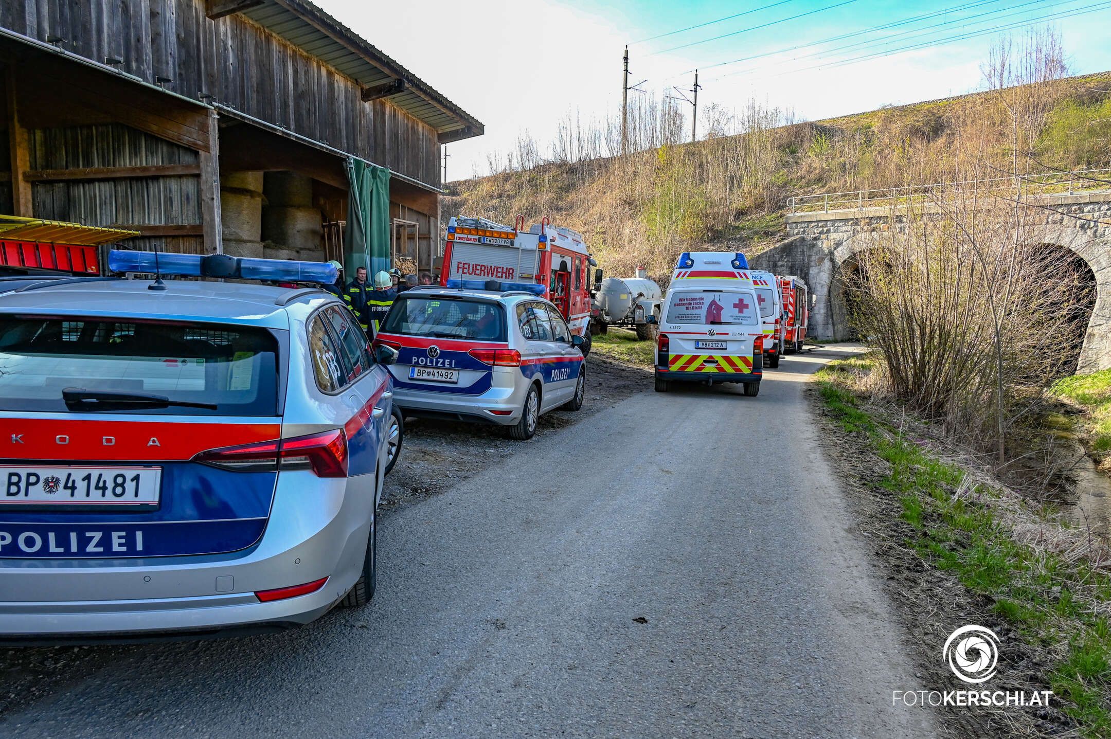 Die Mutter trug ihr Kind noch in eine angrenzende Wiese, es konnte aber nicht mehr gerettet werden.