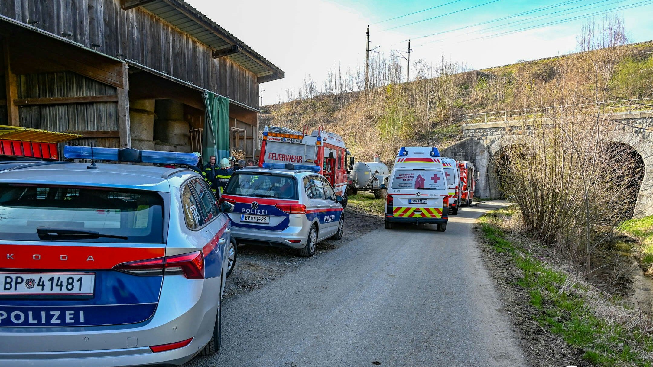 Die Mutter trug ihr Kind noch in eine angrenzende Wiese, es konnte aber nicht mehr gerettet werden.