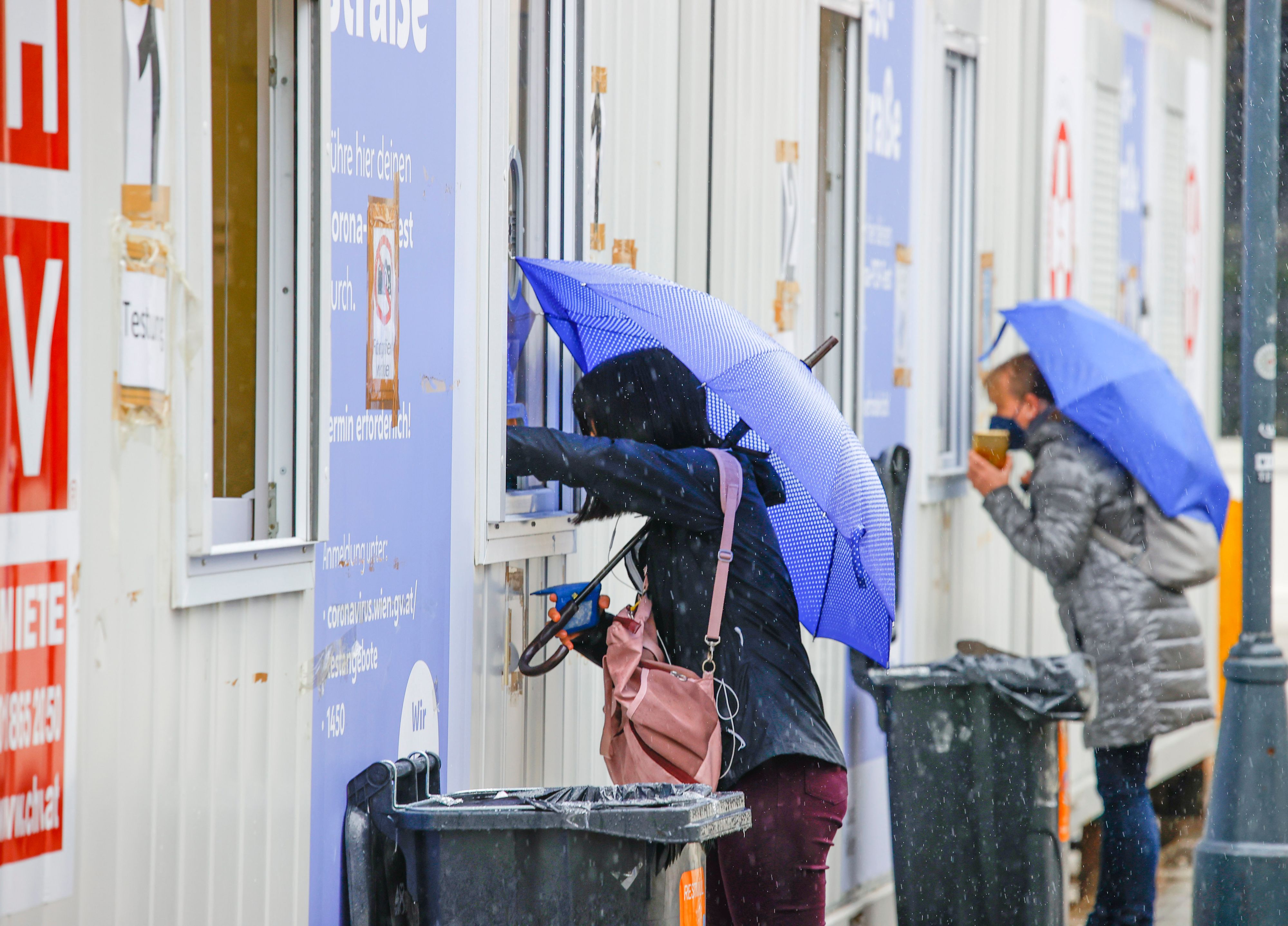 Menschen bei der Corona-Teststraße in Wien – die Zahlen gehen weiter zurück.