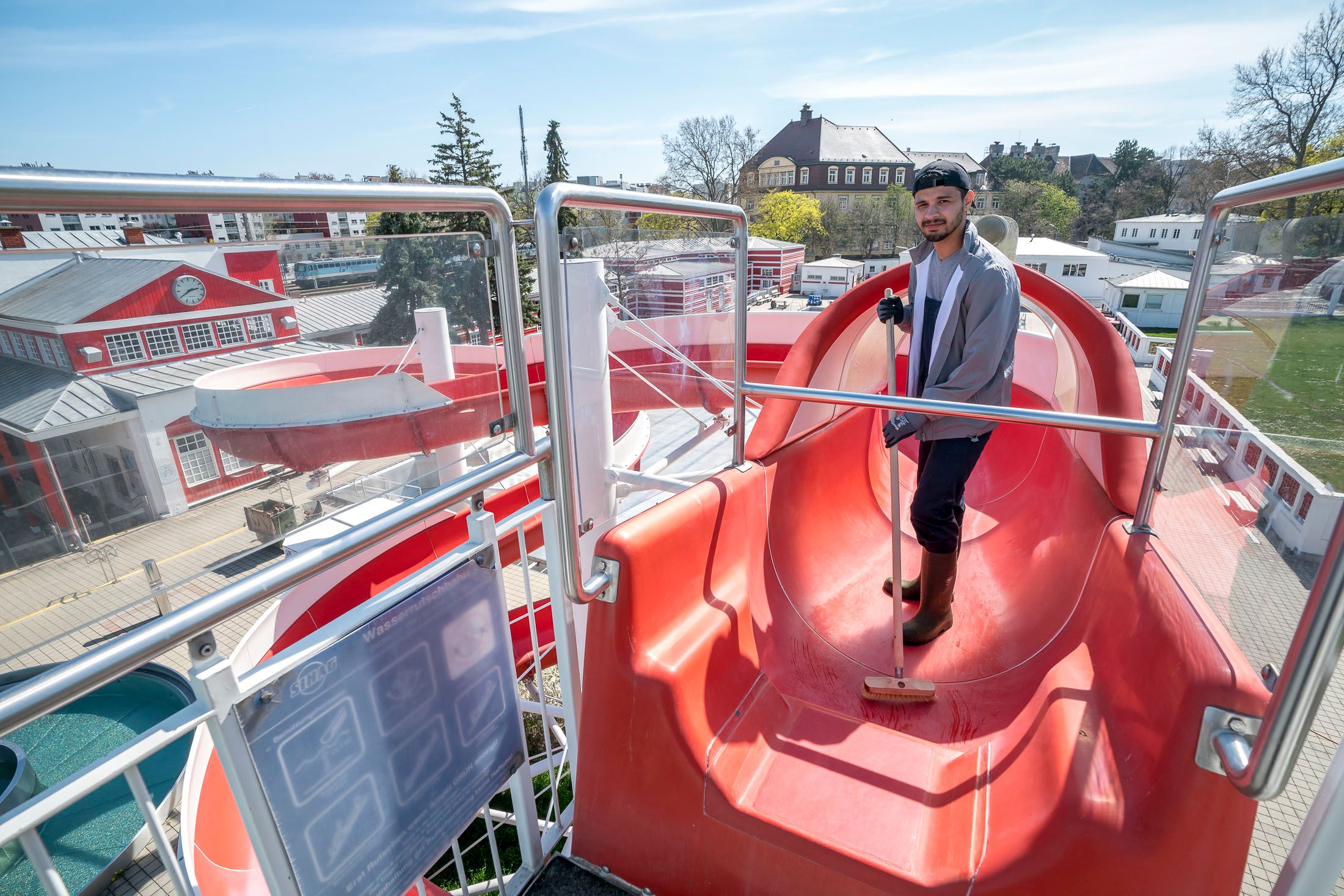 Damit am 2. Mai alles bereit ist, wird seit Ende März in den Wiener Bädern fleißig geputzt.