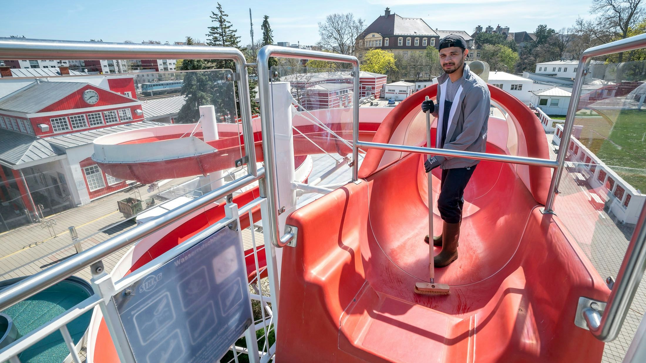 Damit dafür alles bereit ist, wird seit Anfang April fleißig geputzt. 