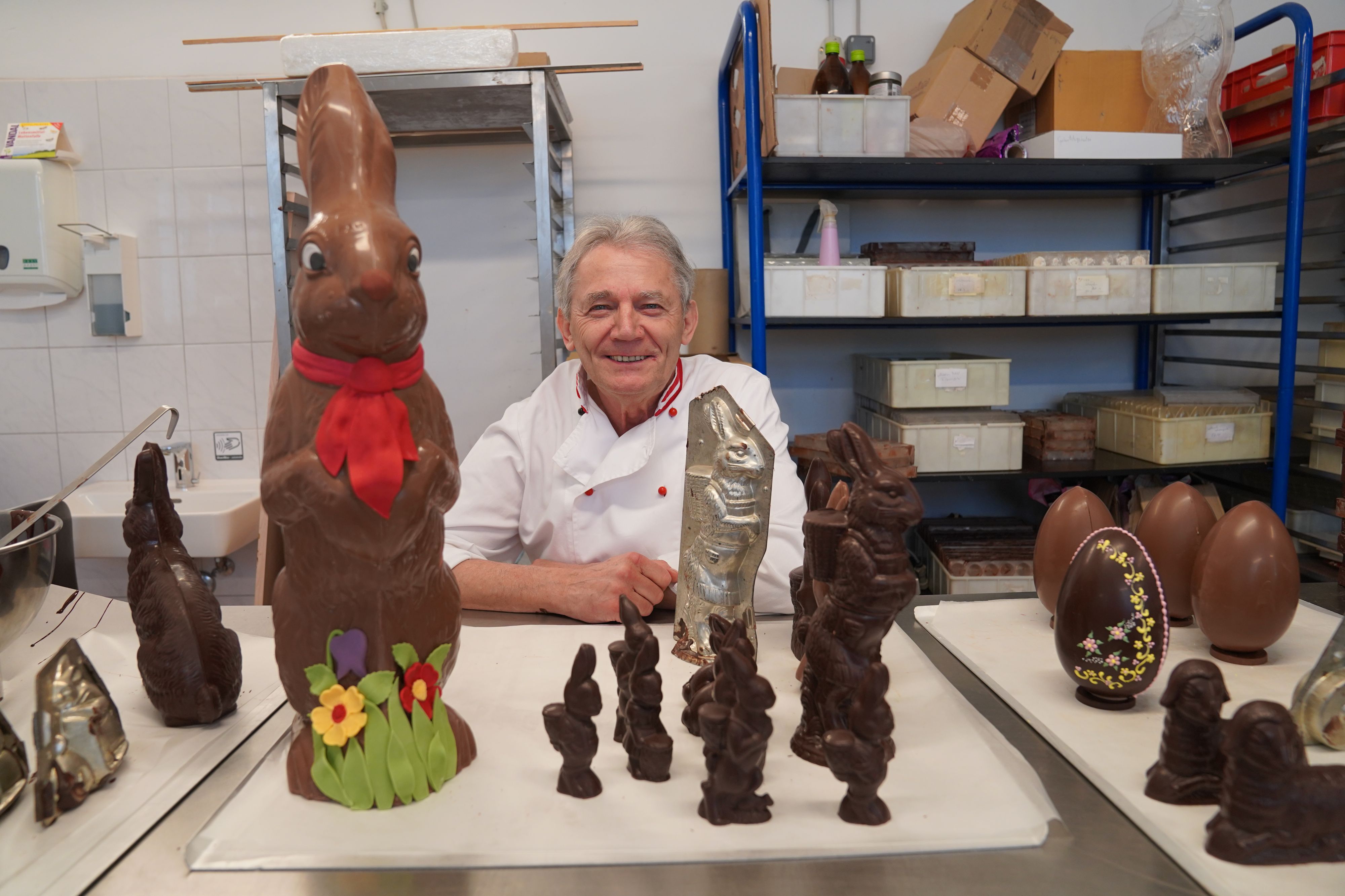 "Schokokönig" Wolfgang Leschanz kredenzt in seiner Manufaktur in Mariahilf Osterhasen im traditionellen Stil.