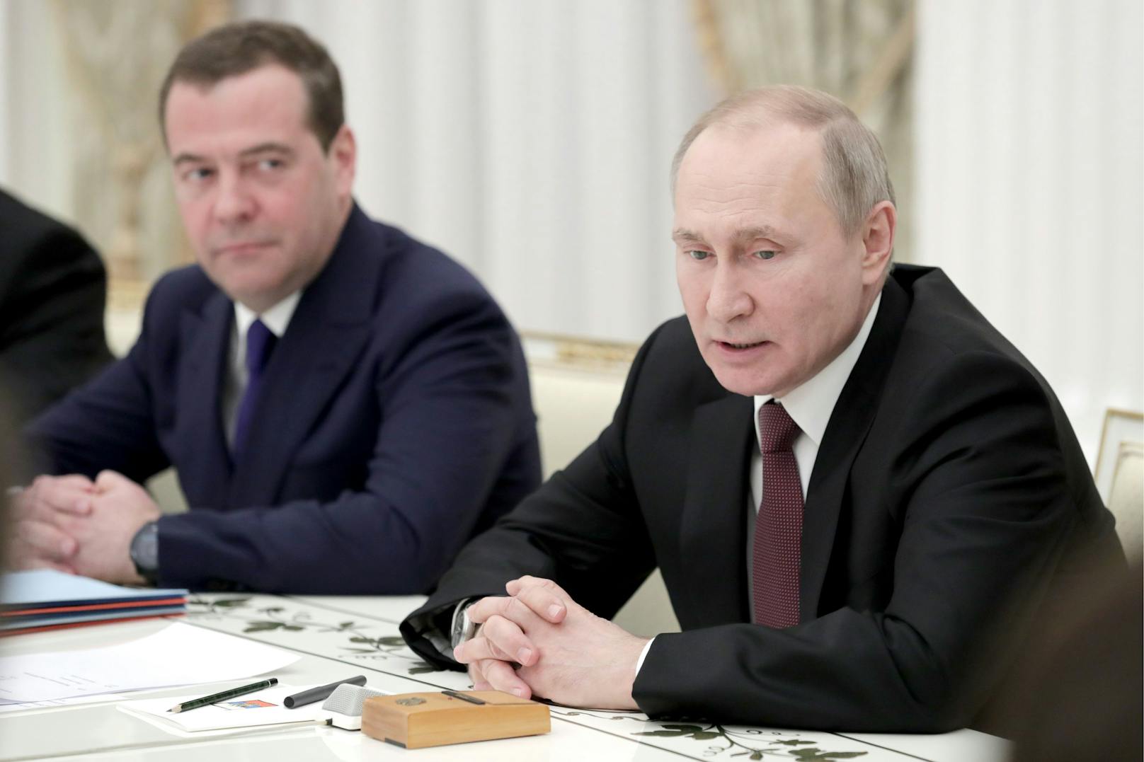 Dimitri Medwedew (links) und Wladimir Putin (rechts): Auch in der Ukraine-Krise herrscht zwischen den beiden Kreml-Männern Einigkeit.