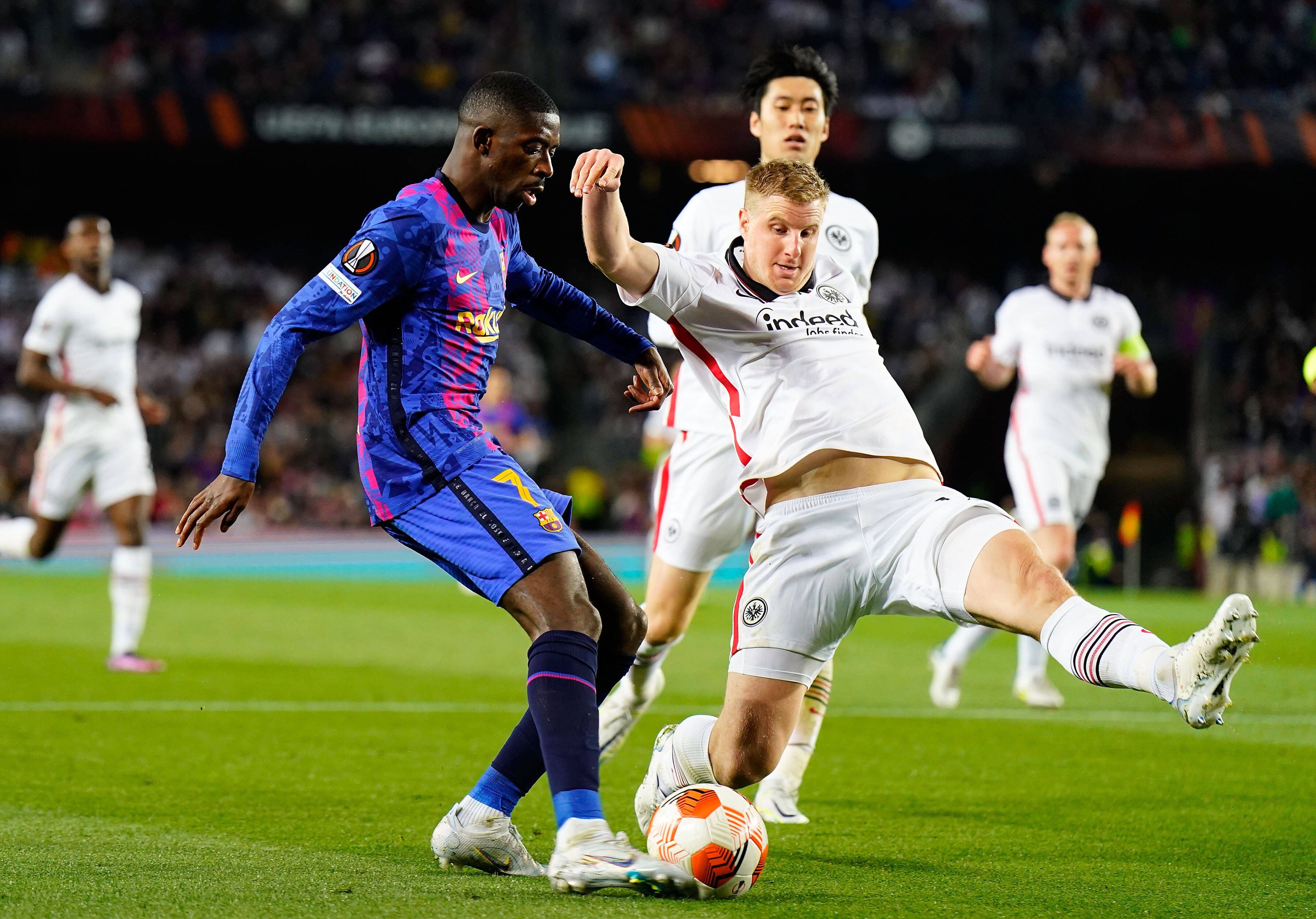 Martin Hinteregger lässt Ousmane Dembele und Co. keine Chance.