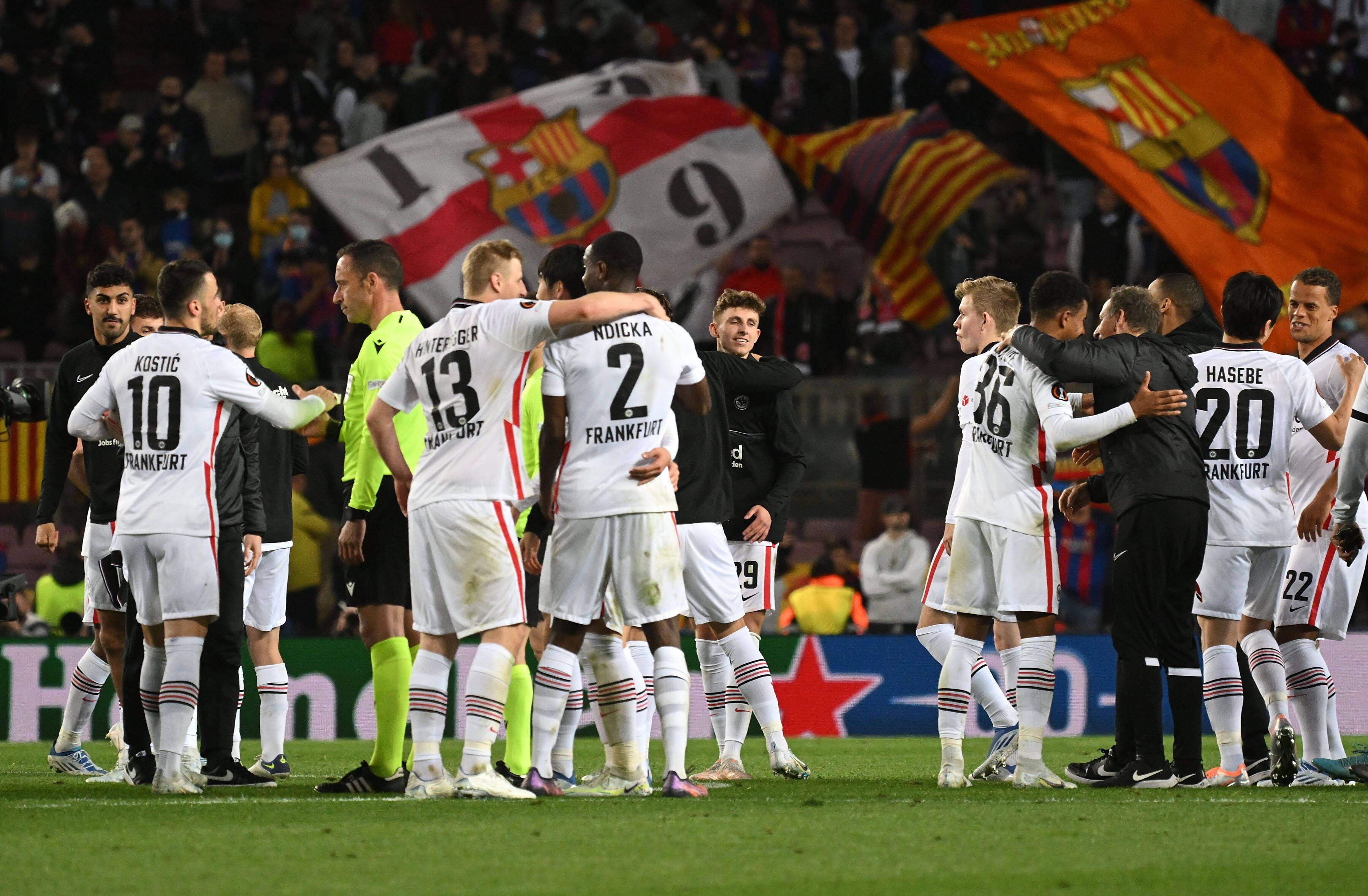 Martin Hinteregger jubelt mit den Frankfurtern über den Halbfinal-Einzug.