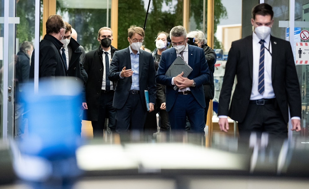 Auch für den deutschen Gesundheitsminister Karl Lauterbach (Mitte) gehört Personenschutz bei Terminen dazu. 