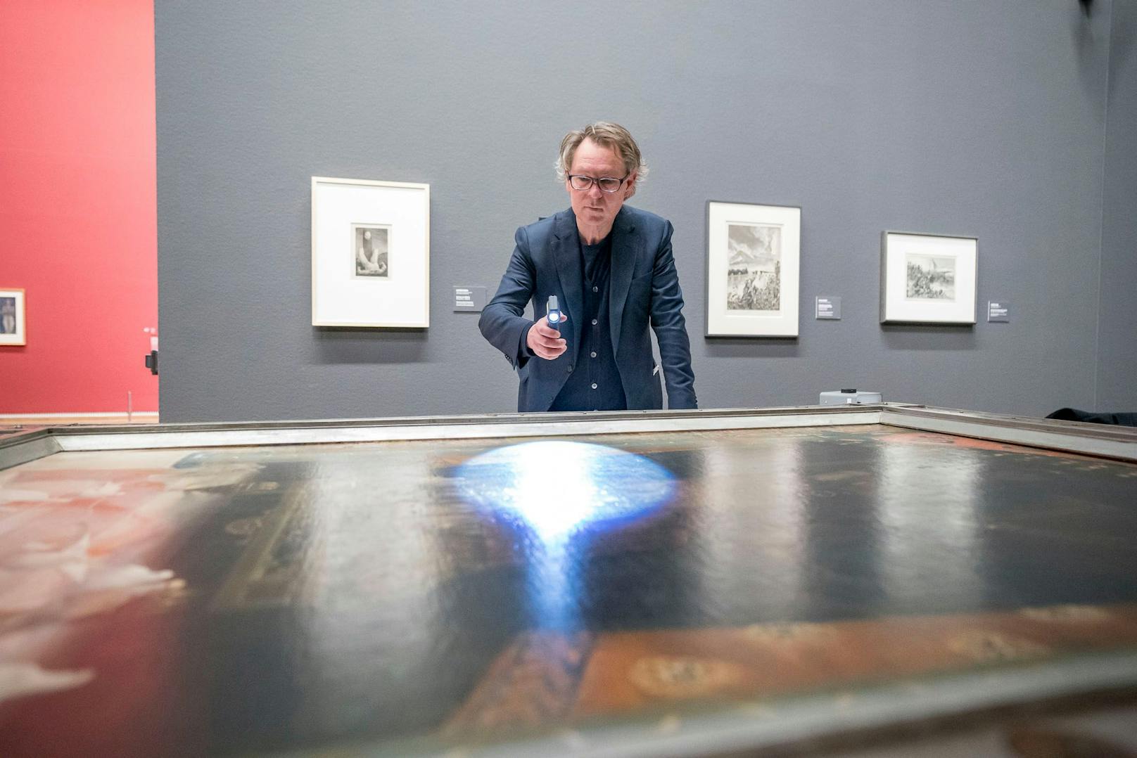 Museumsdirektor Hans-Peter Wipplinger bei den Aufbauarbeiten der Kubin-Ausstellung im Leopold Museum.