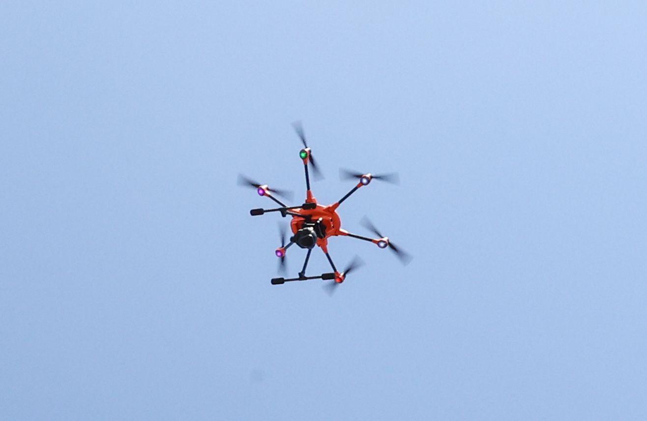 Auch eine Drohne kommt zum Einsatz.