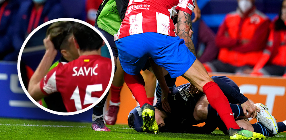 Stefan Savic zog Gegenspieler Jack Grealish an den Haaren. 