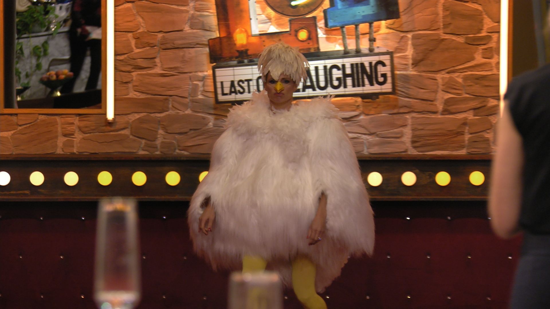 LOL: Last One Laughing (Amazon Prime) In der dritten Staffel von LOL wirft sich Michelle Hunziker in ein Küken-Kostüm. Ob sich da ihre Mitstreiter das Lachen verkneifen können? Denn Achtung: Wer von den Comedians zweimal lacht, fliegt sofort aus der Show!