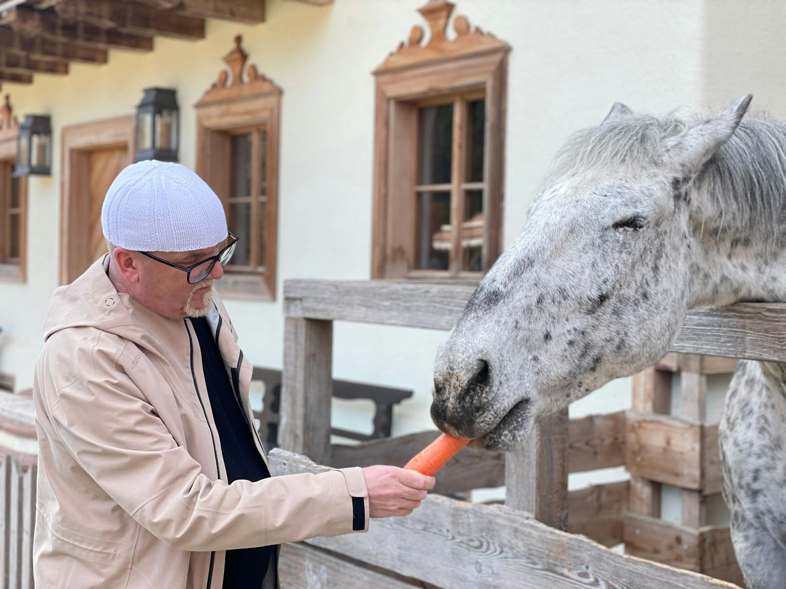 DJ Ötzi mit Pferd Fiona auf Gut Aiderbichl