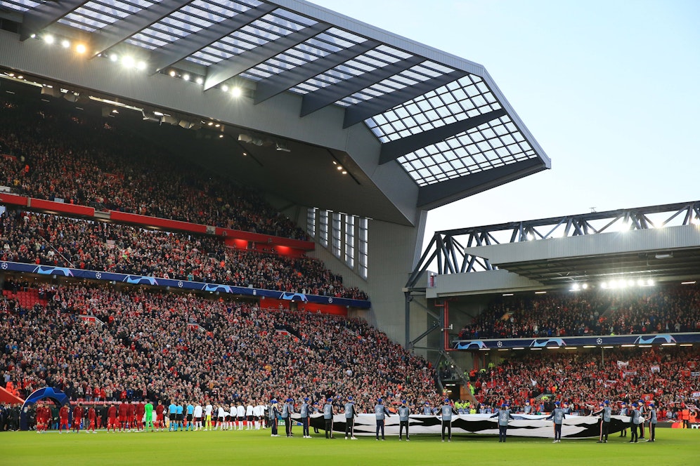 Unmittelbar vor dem Anpfiff des Champions-League-Spiels in Liverpool ist ein Fan verstorben. 