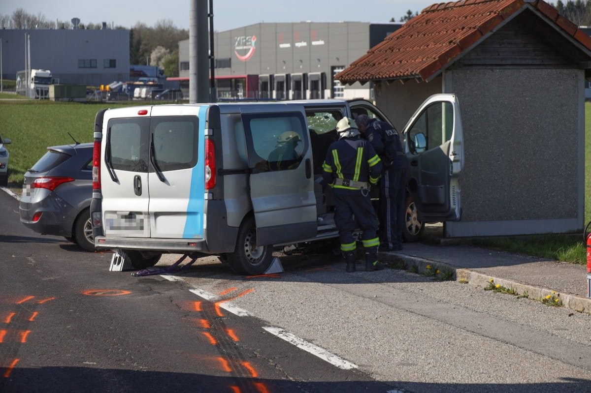 Autos donnern nach Kollision in Bus-Wartehäuschen
