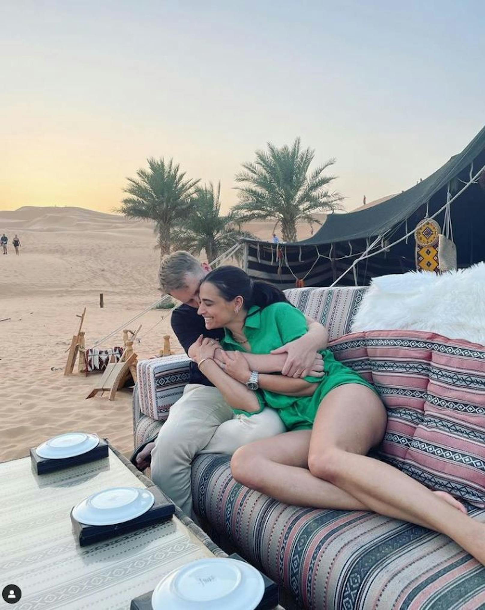 Ein seltenes Kuschelfoto von Oli und Amira Pocher: Die beiden genießen gerade ihren Urlaub in der Wüste.