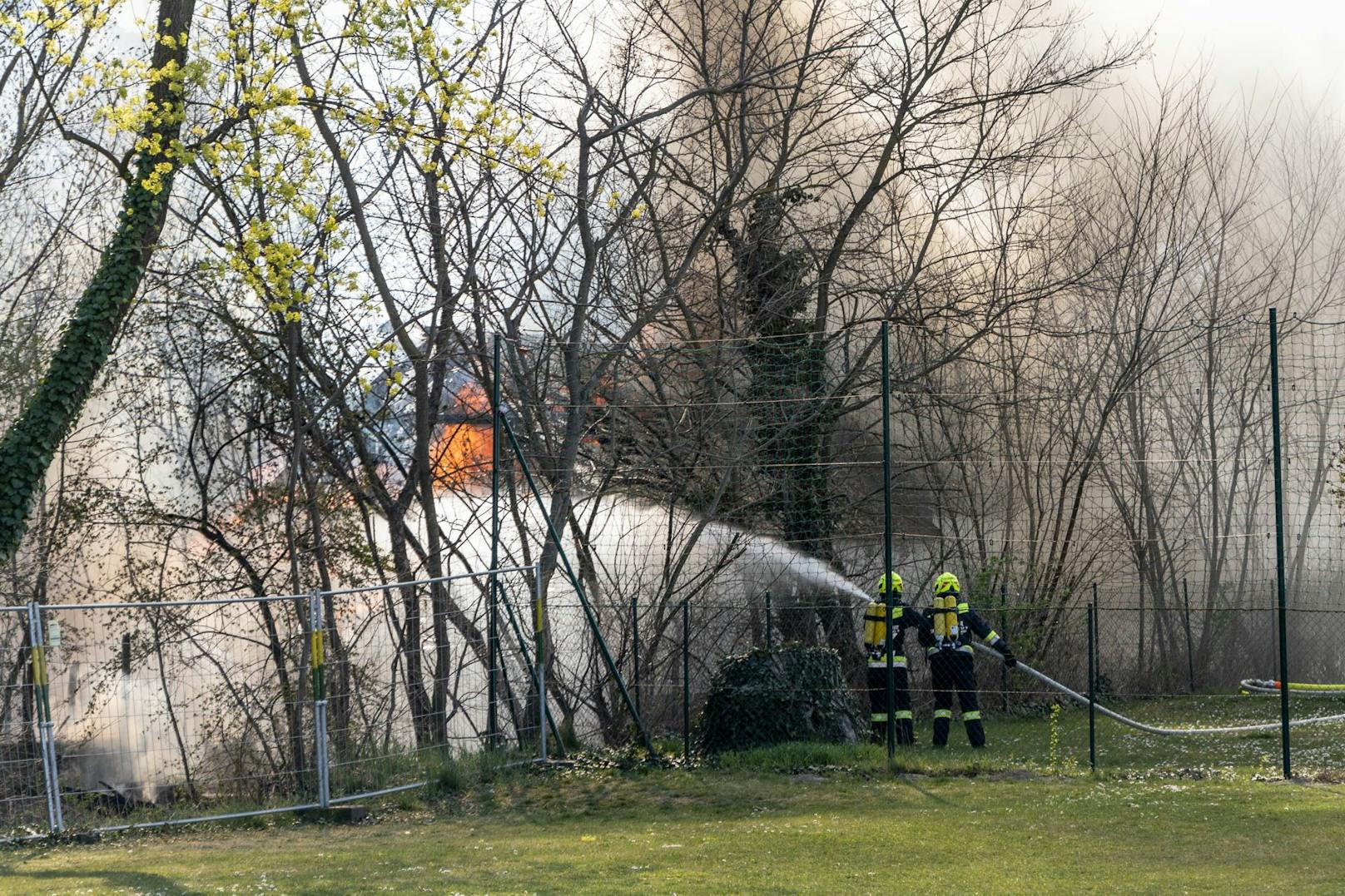 Wohnhausbrand in Seefeld-Kadolz: Die Feuerwehr im Einsatz