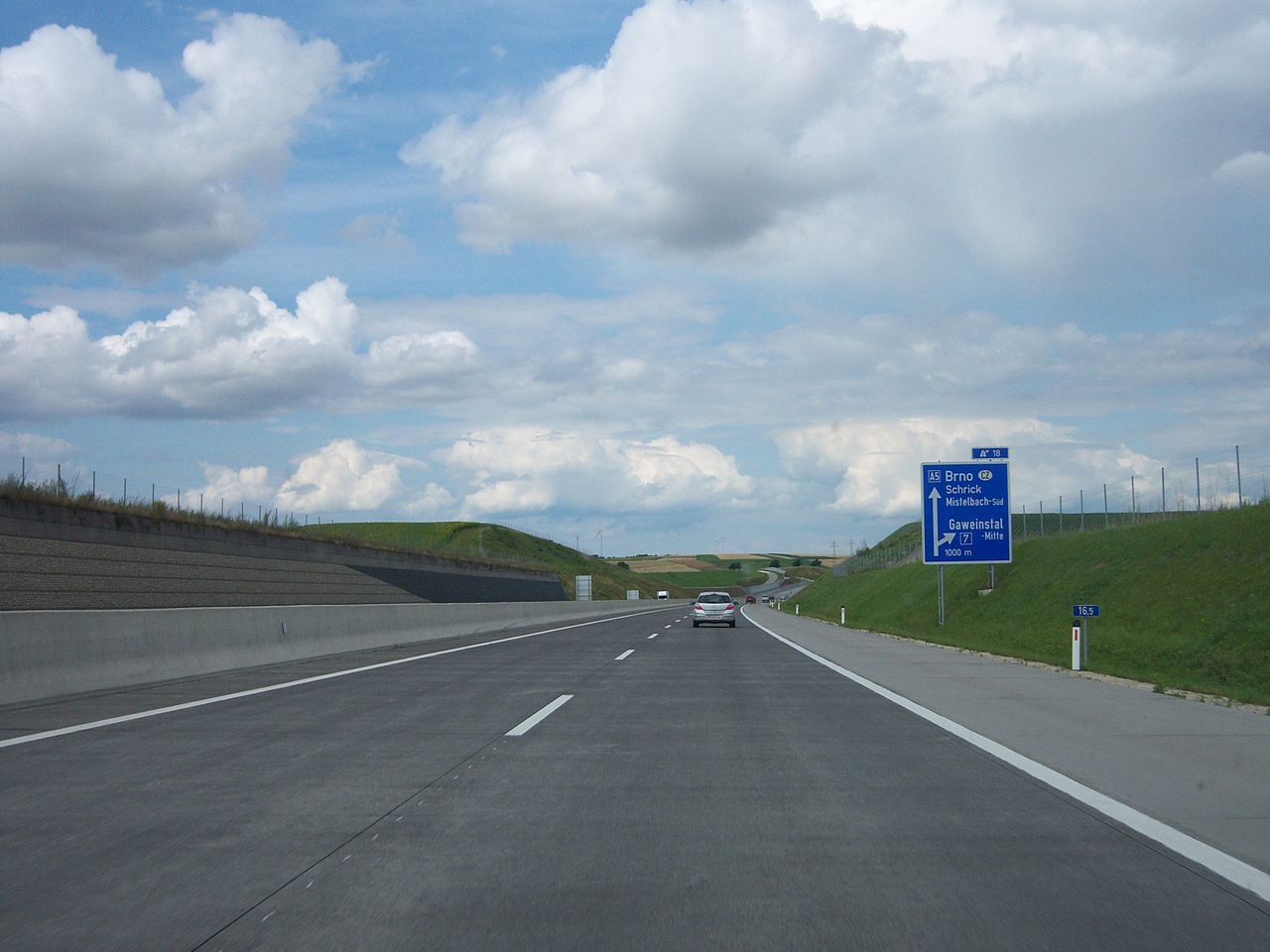 Die A5 bei Gaweinstal.