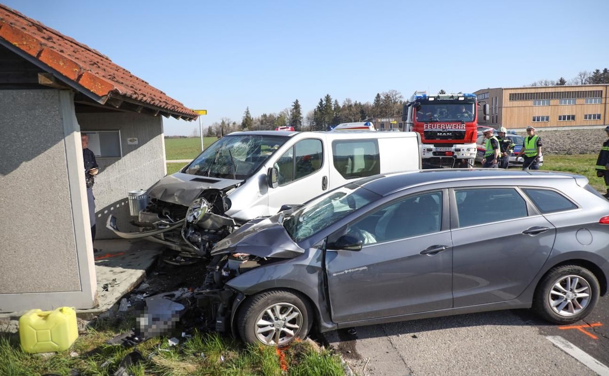 Autos donnern nach Kollision in Bus-Wartehäuschen