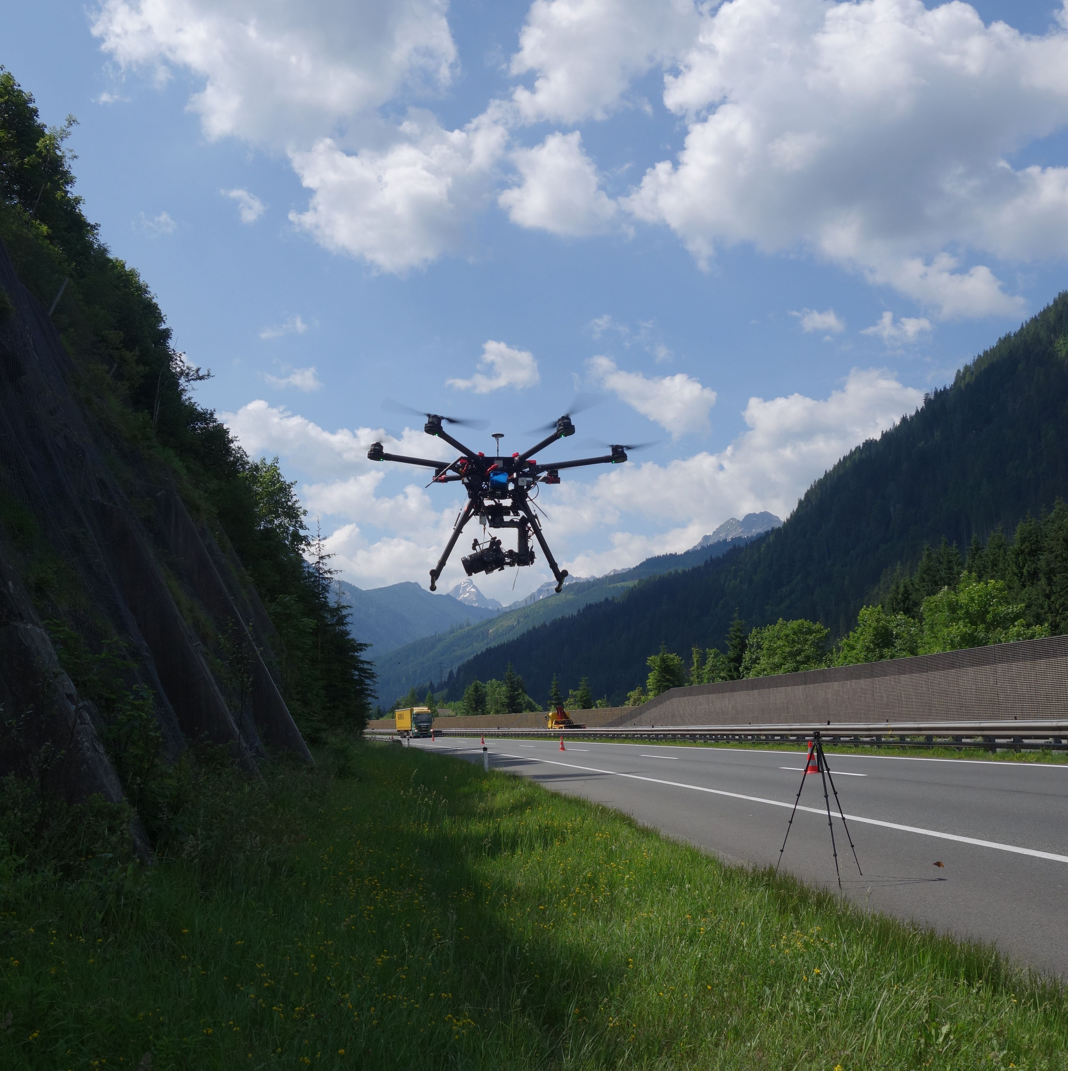 Drohne beim Check  einer Hangbefestigung