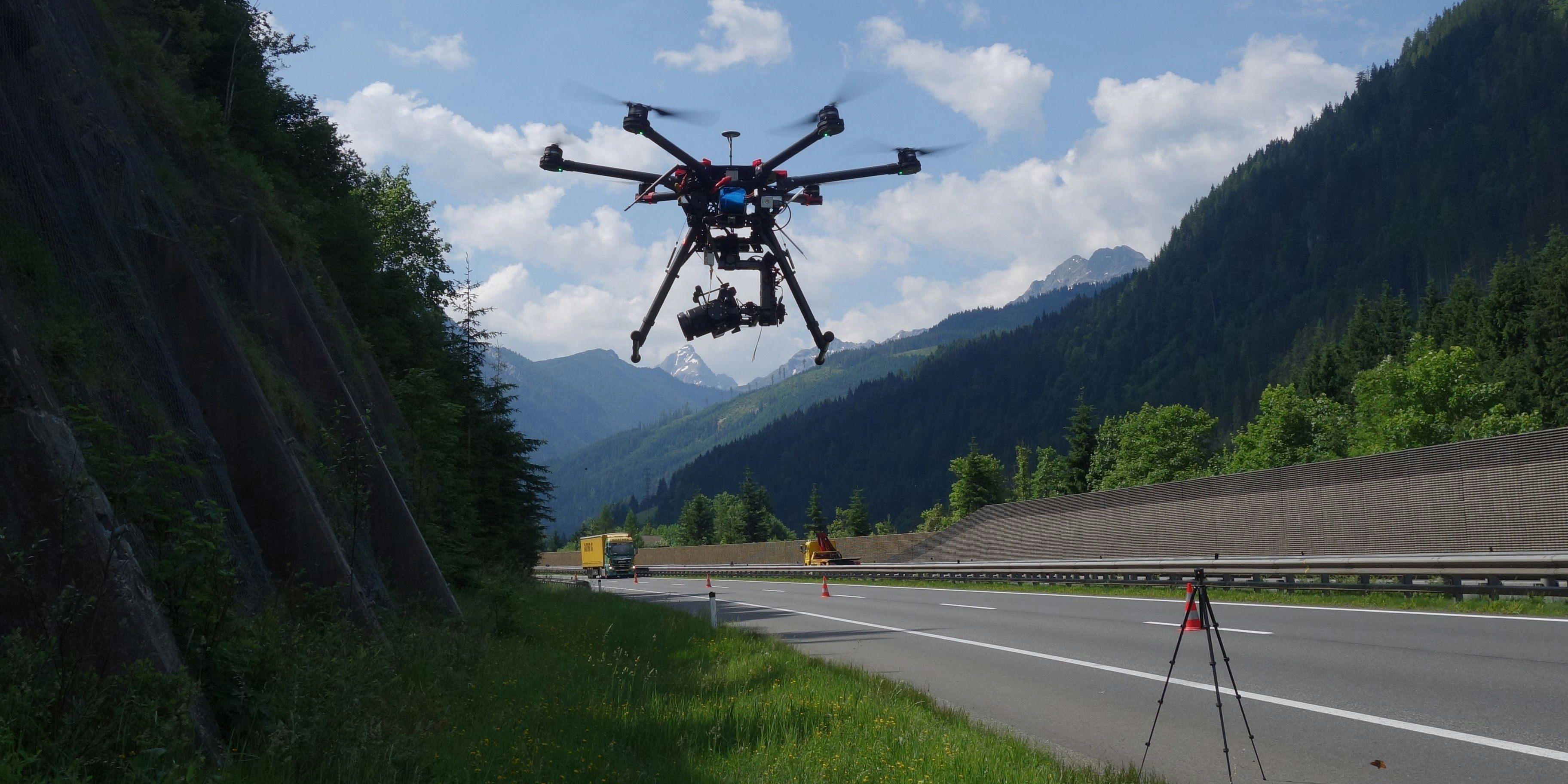 Drohne beim Check  einer Hangbefestigung