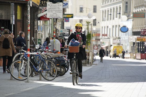 Mit ihrem E-Bike ist Marianne Wilhelm in ganz Wien unterwegs – und spart damit Zeit und Geld.