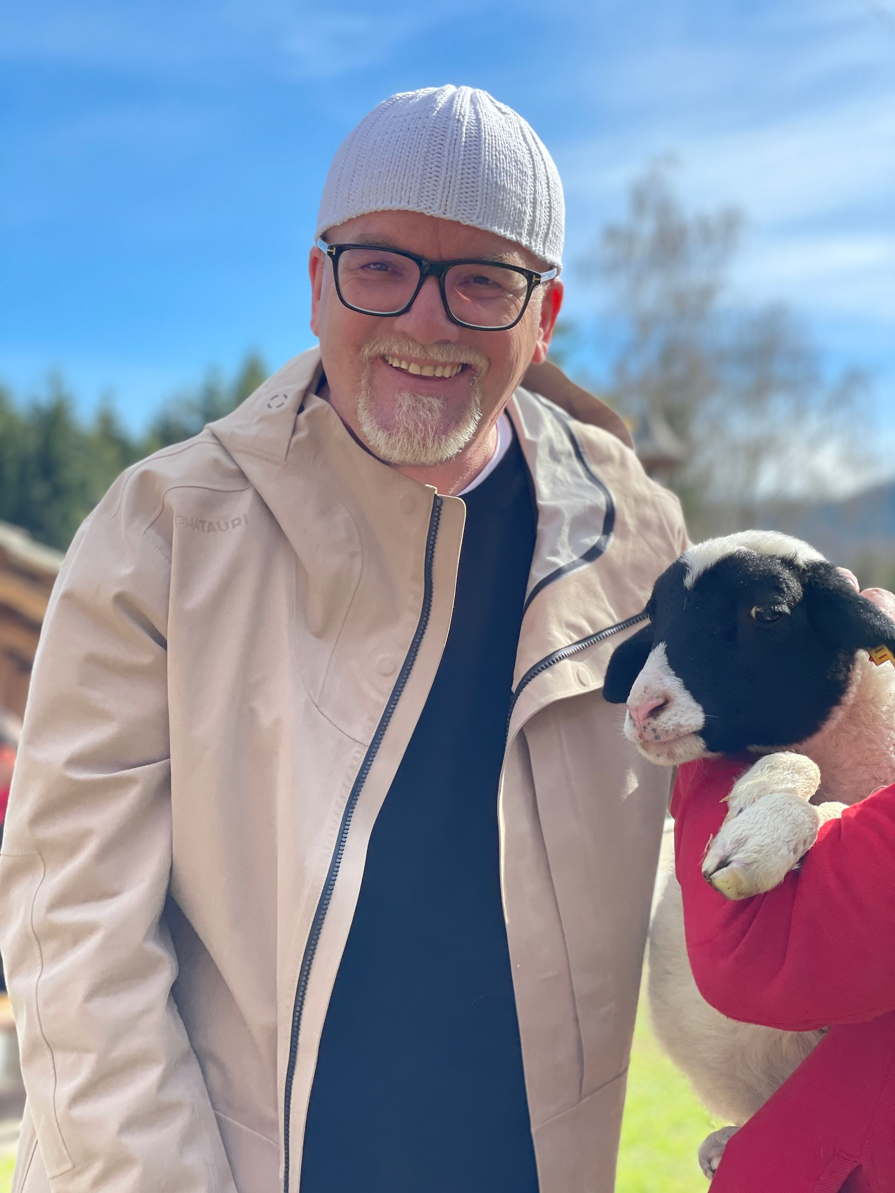 Auch Schaf Batman durfte auf ein Foto mit DJ Ötzi