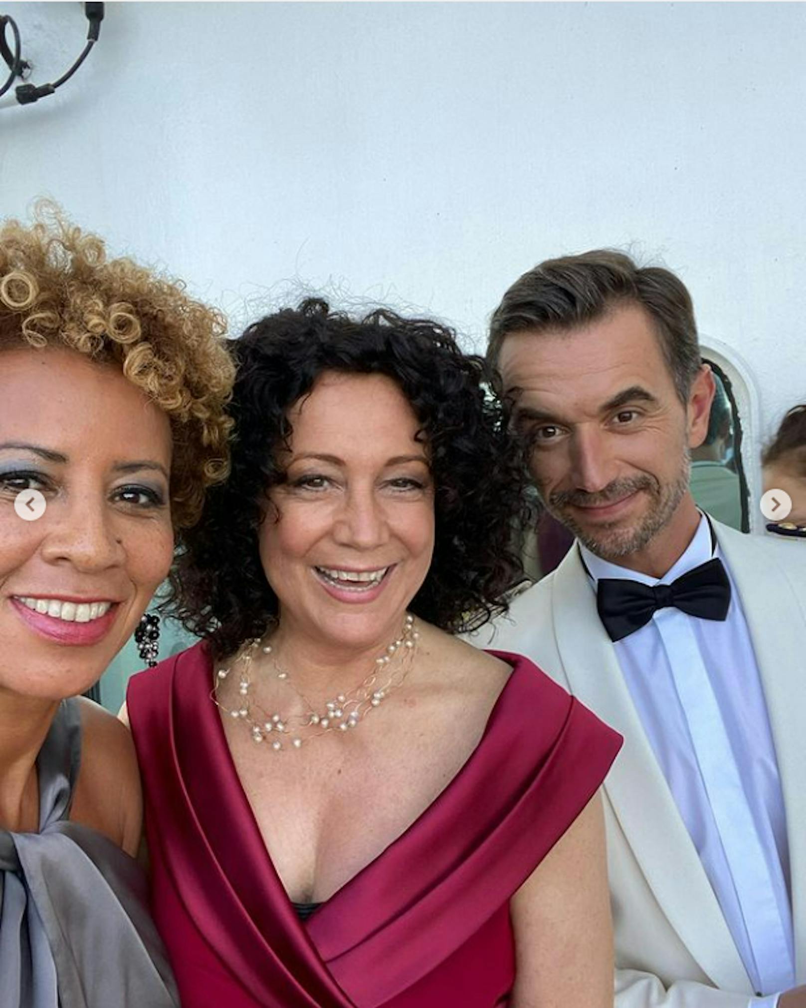 Ein Crew-Selfie muss sein: Arabella Kiesbauer, Barbara Wussow und Florian Silbereisen