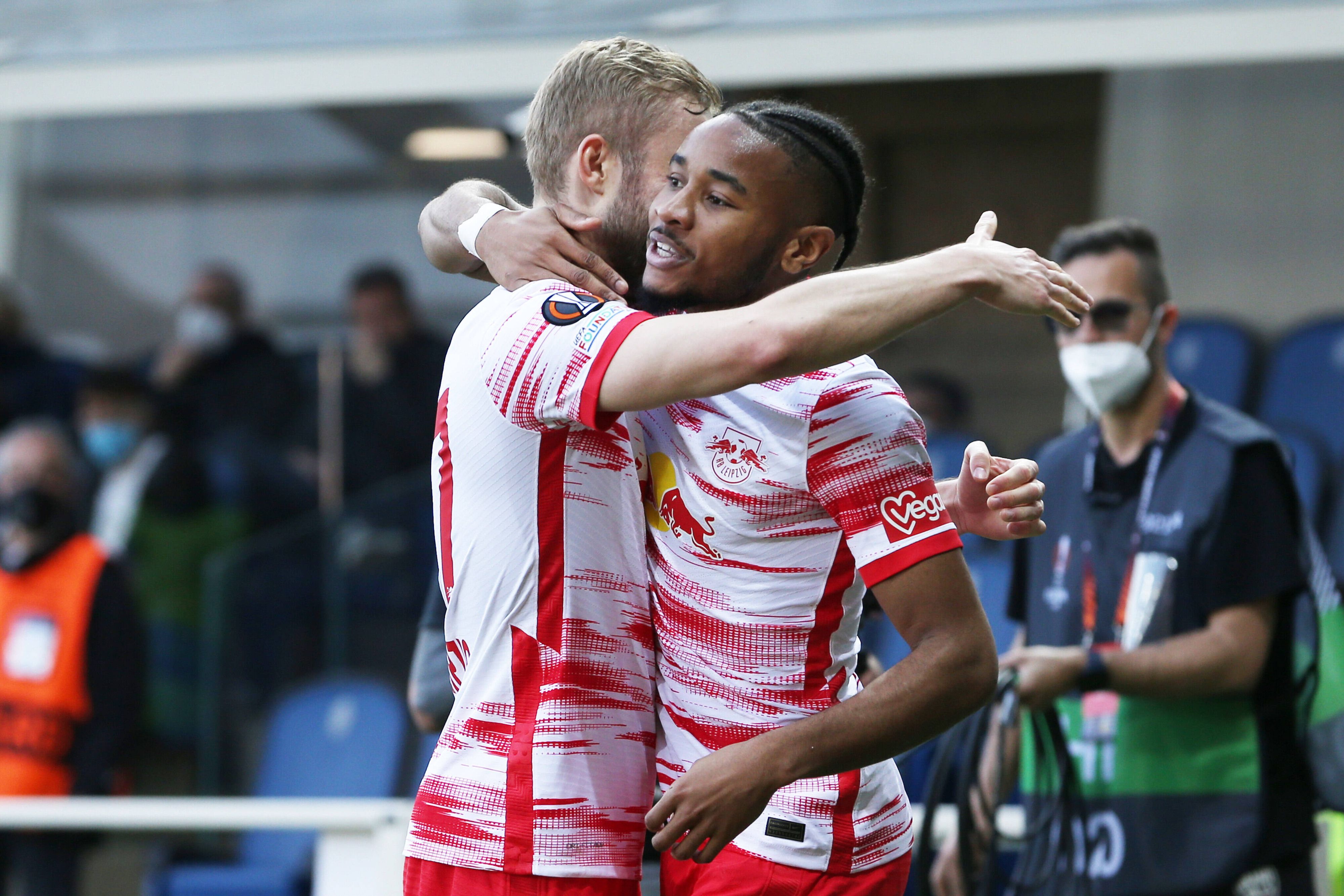 Konrad Laimer jubelt mit Christopher Nkunku.